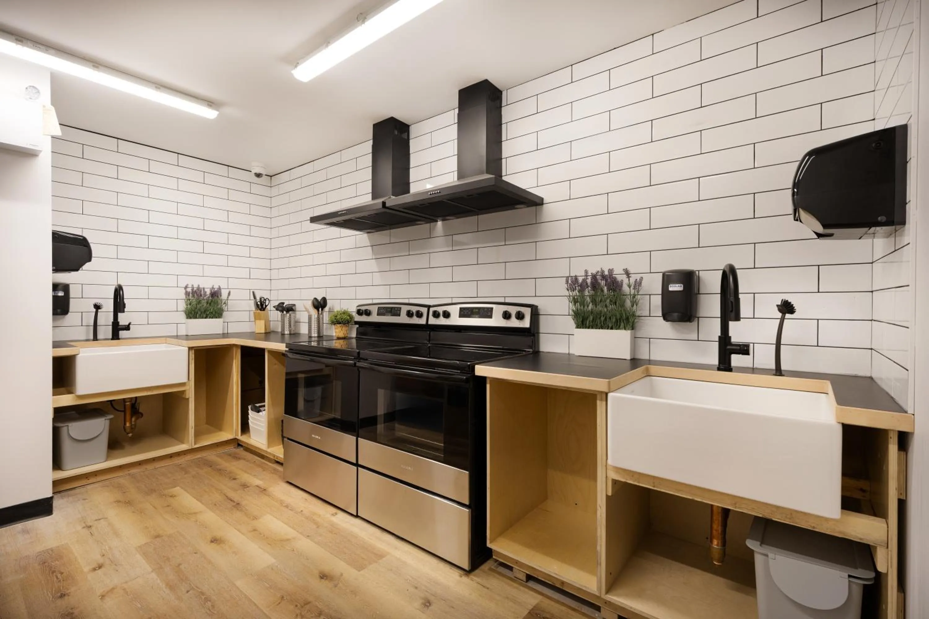 Communal kitchen in Samesun Vancouver