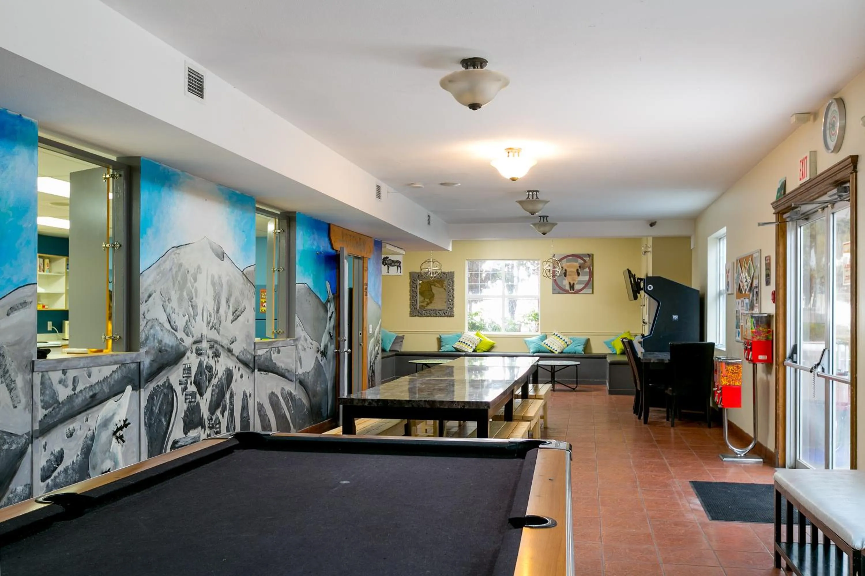 Communal lounge/ TV room in HI Kelowna Hostel