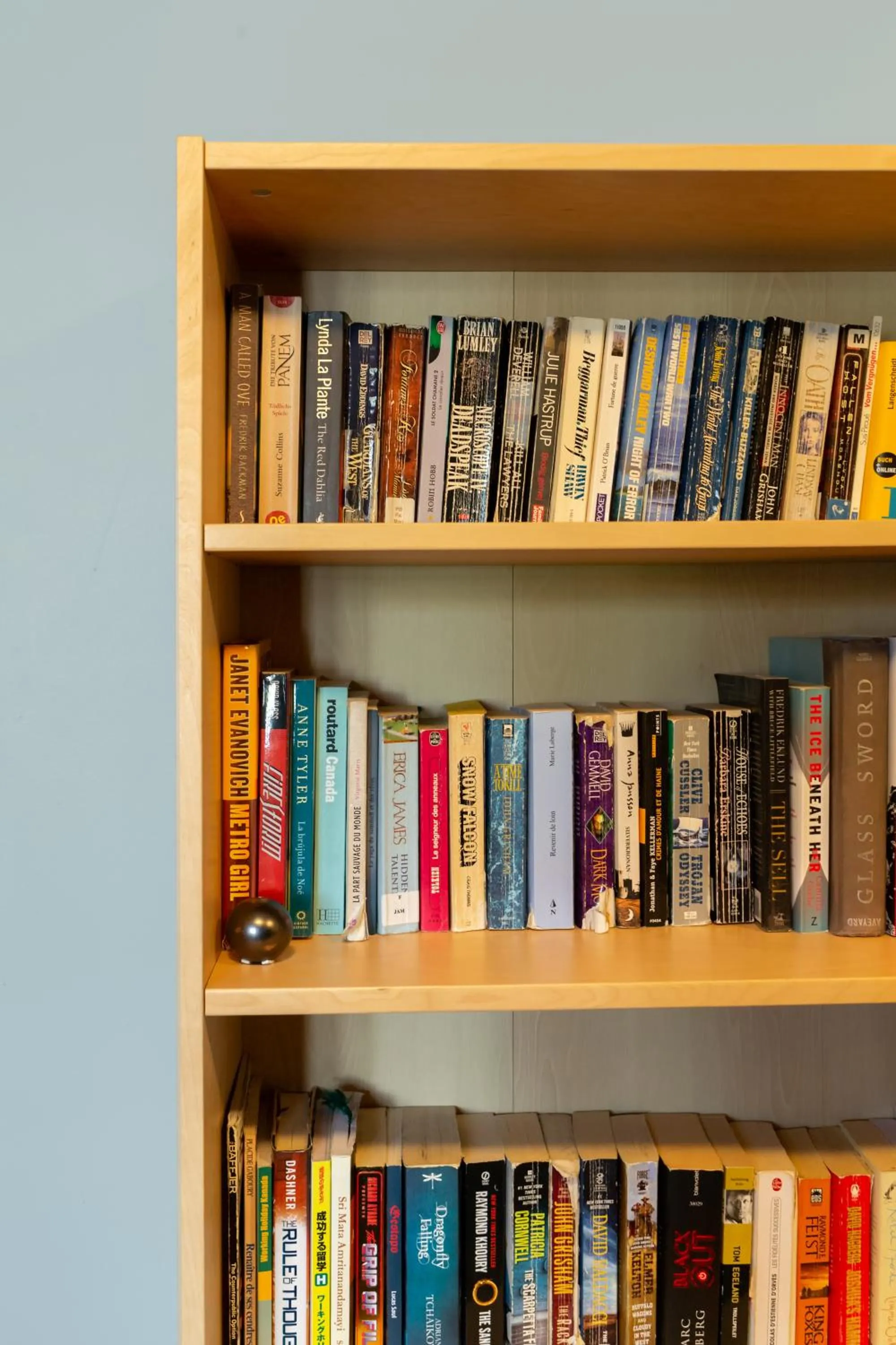 Communal lounge/ TV room in HI Kelowna Hostel