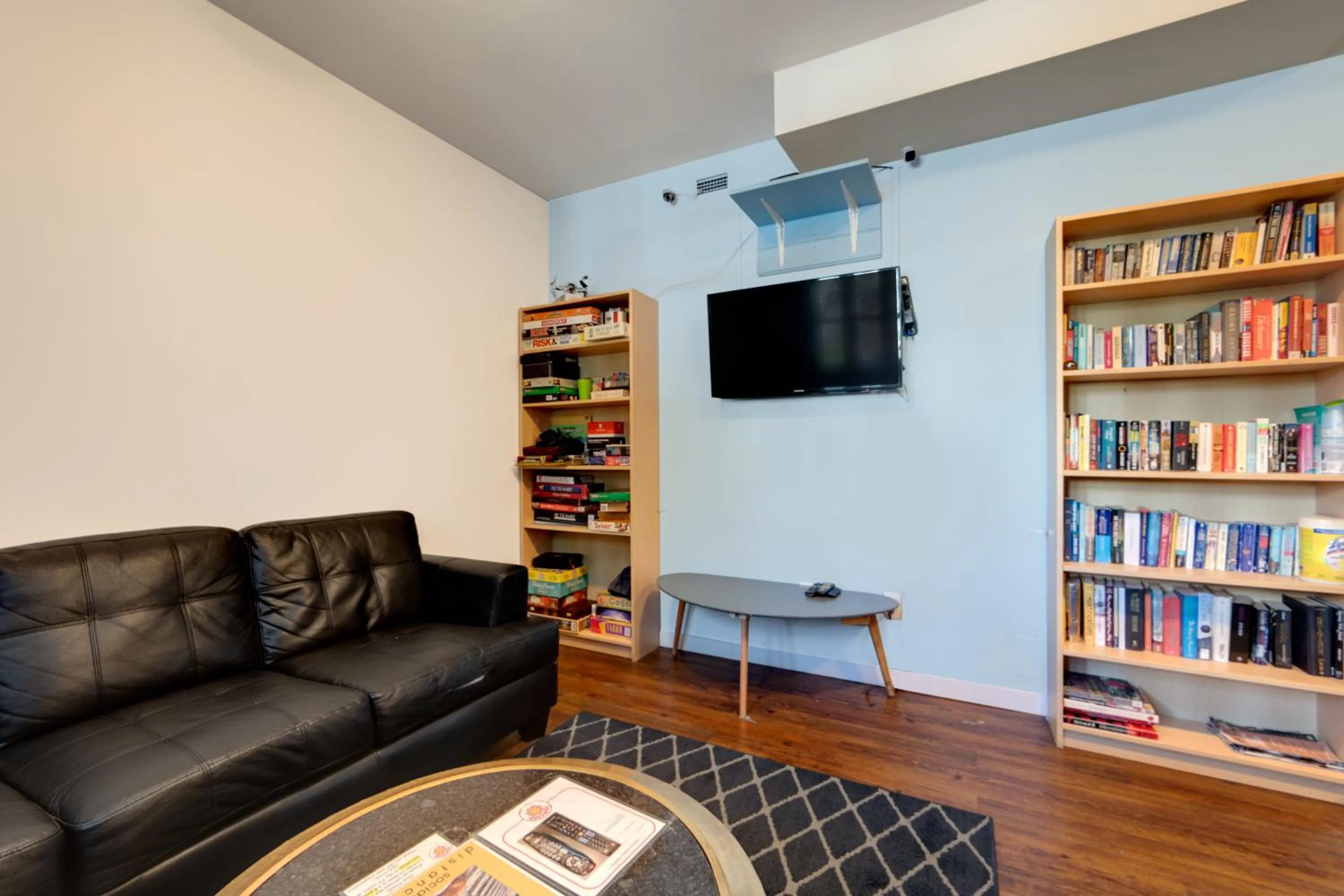 Communal lounge/ TV room in HI Kelowna Hostel