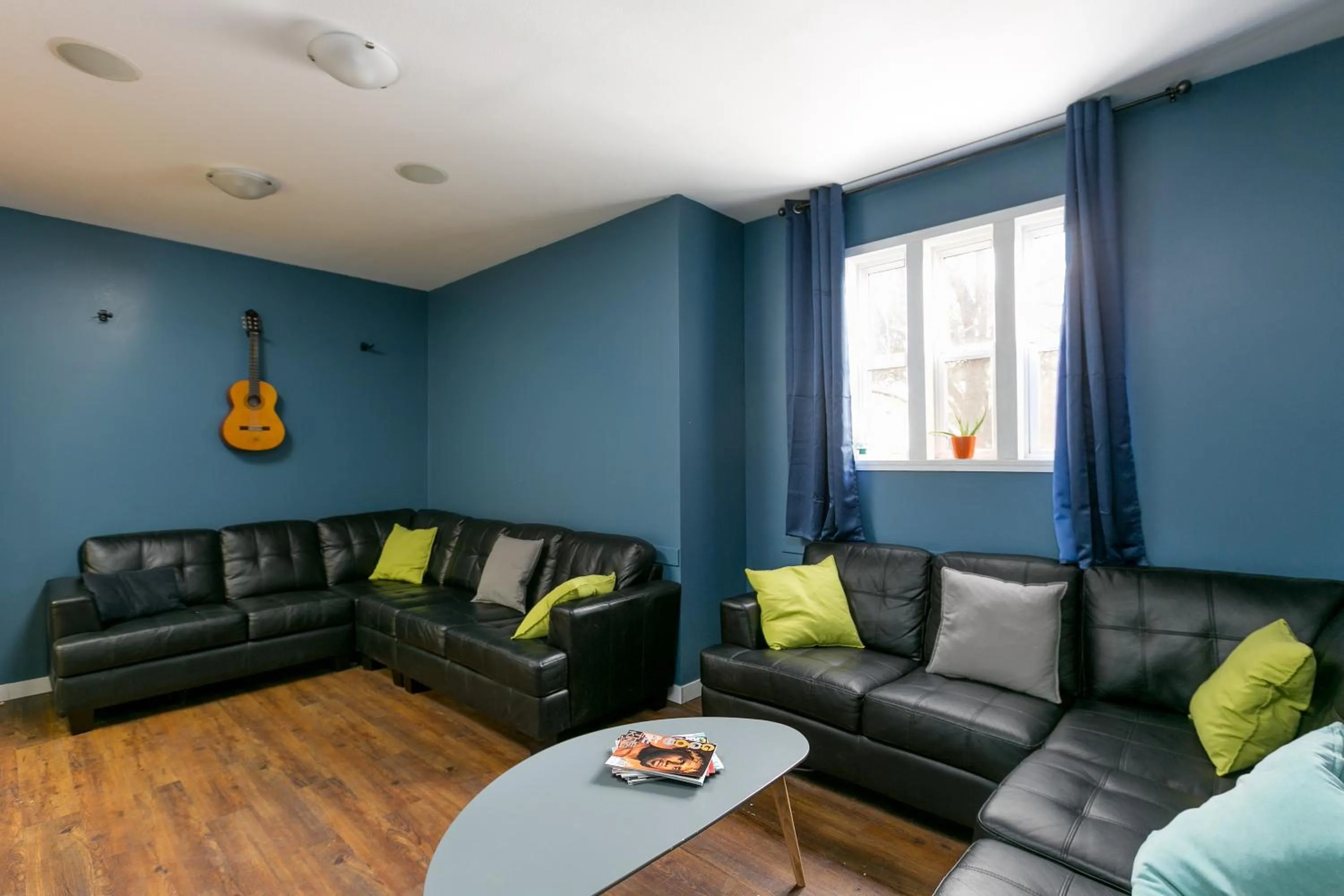 Communal lounge/ TV room in HI Kelowna Hostel