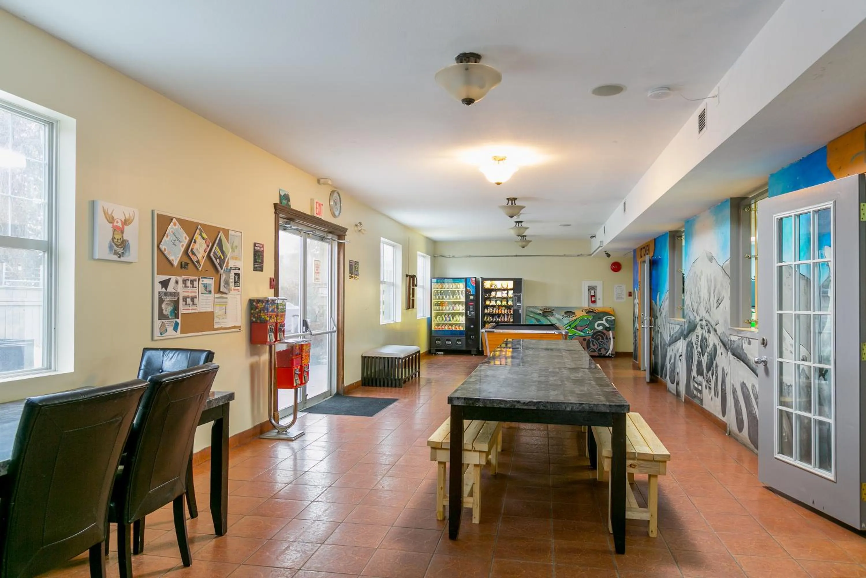 Communal lounge/ TV room in HI Kelowna Hostel