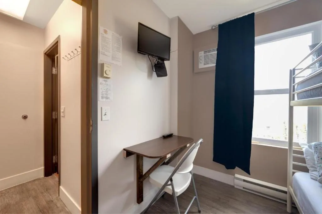 TV and multimedia, Bed in HI Kelowna Hostel