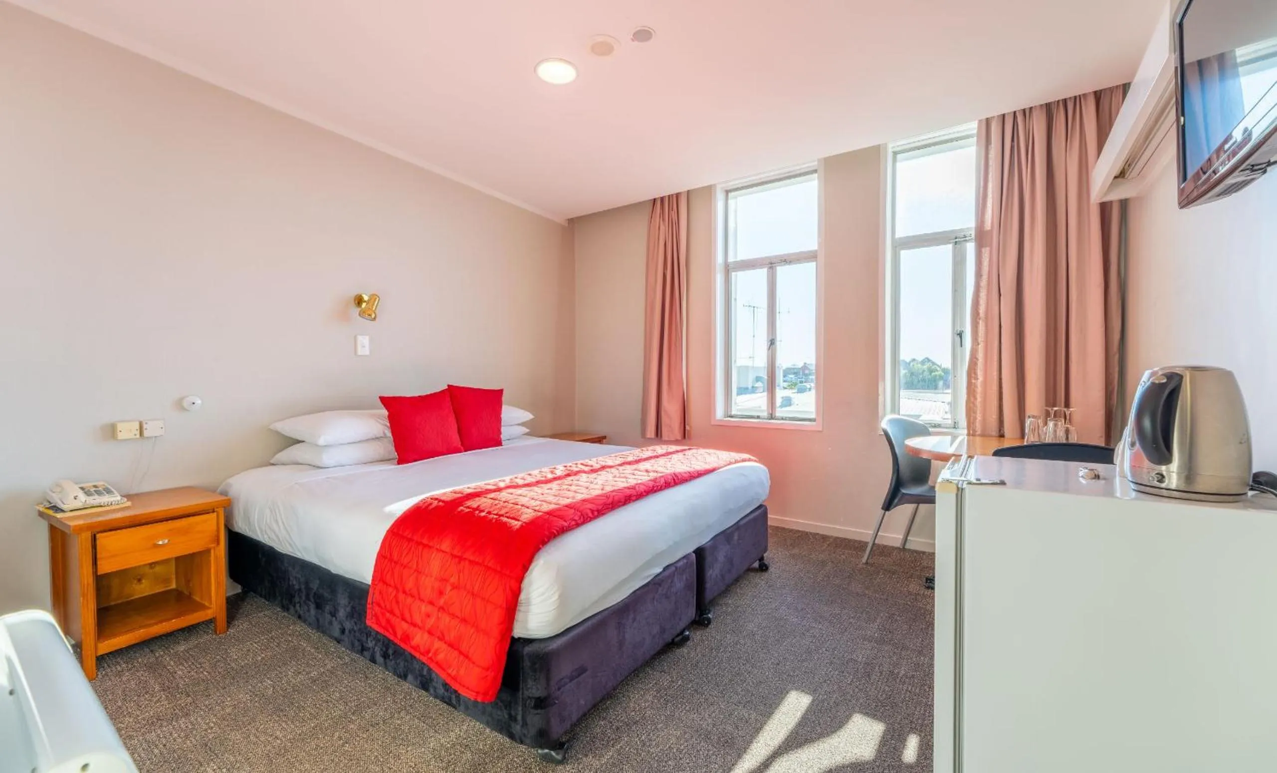 Coffee/tea facilities, Bed in The Grosvenor Hotel