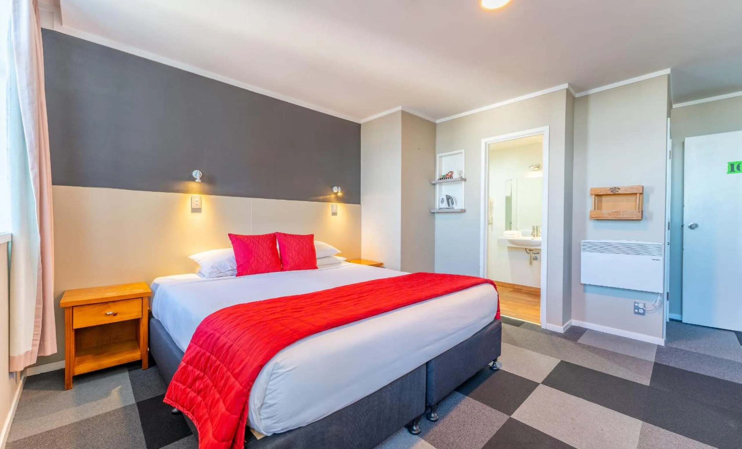 Photo of the whole room, Bed in The Grosvenor Hotel