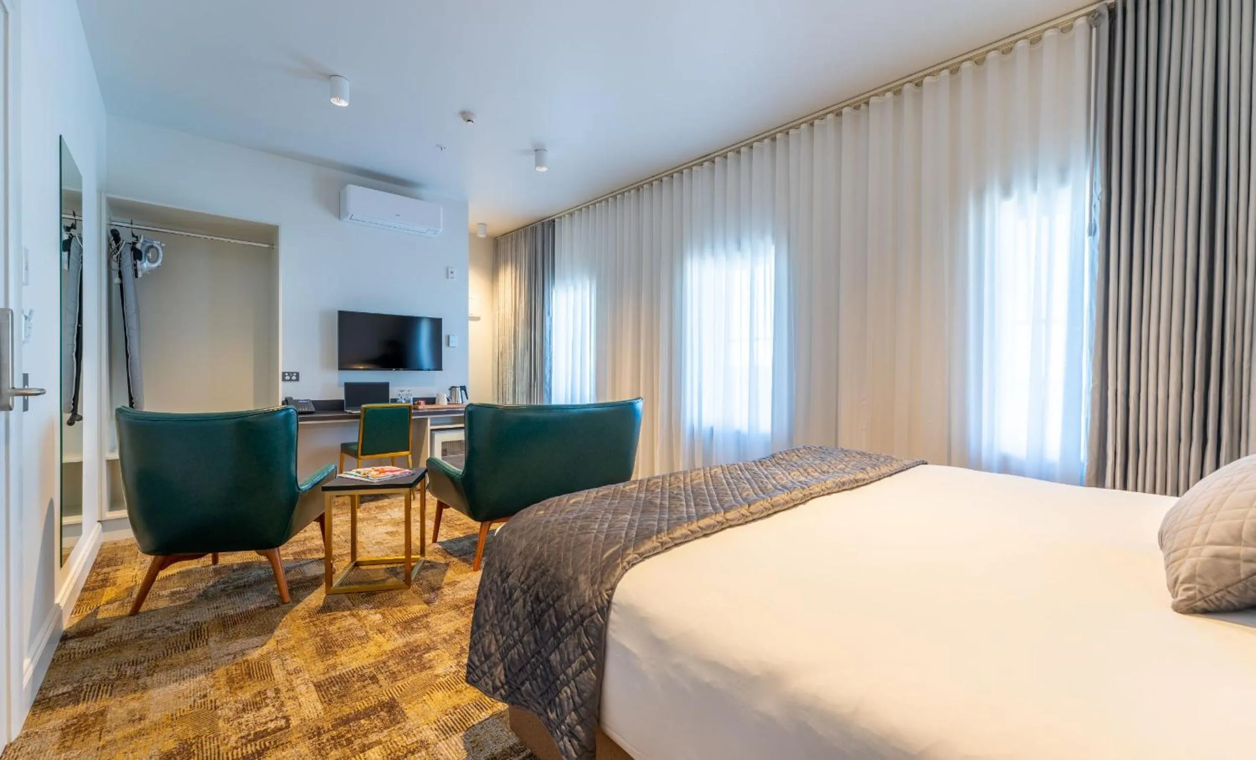 Seating area, Bed in The Grosvenor Hotel