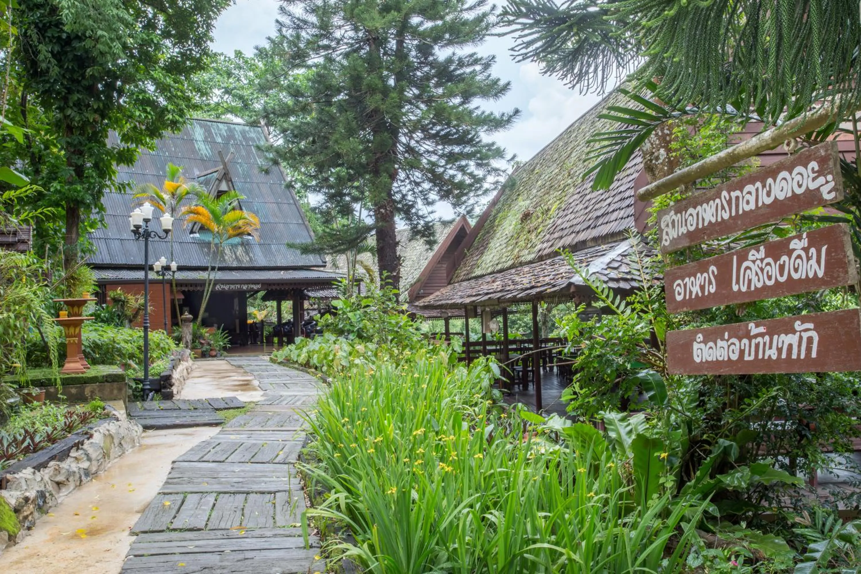 Restaurant/places to eat in J Valley Resort