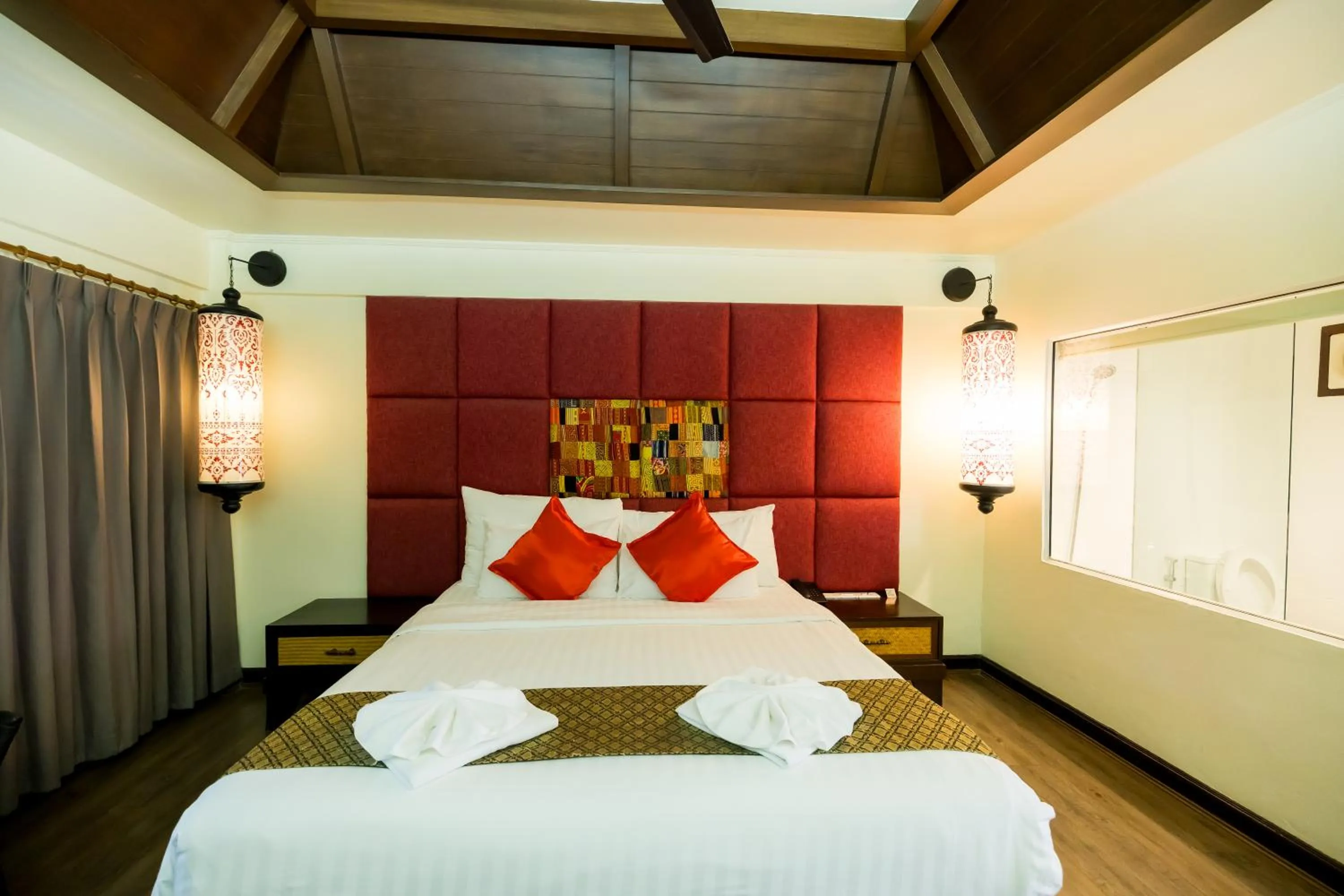 Property building, Bed in Nak Nakara Hotel