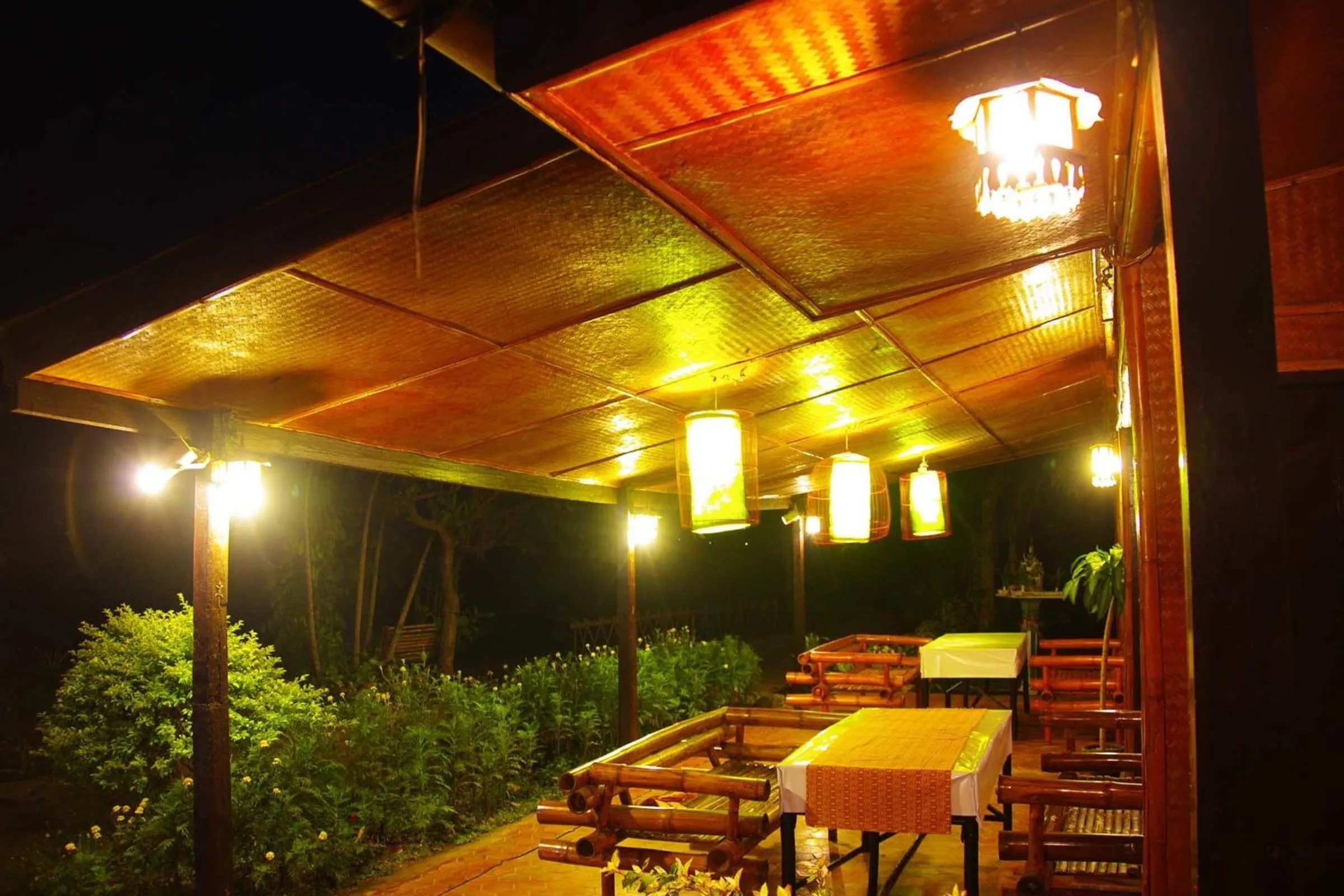 Restaurant/places to eat in Areeya Phuree Resort Thaton