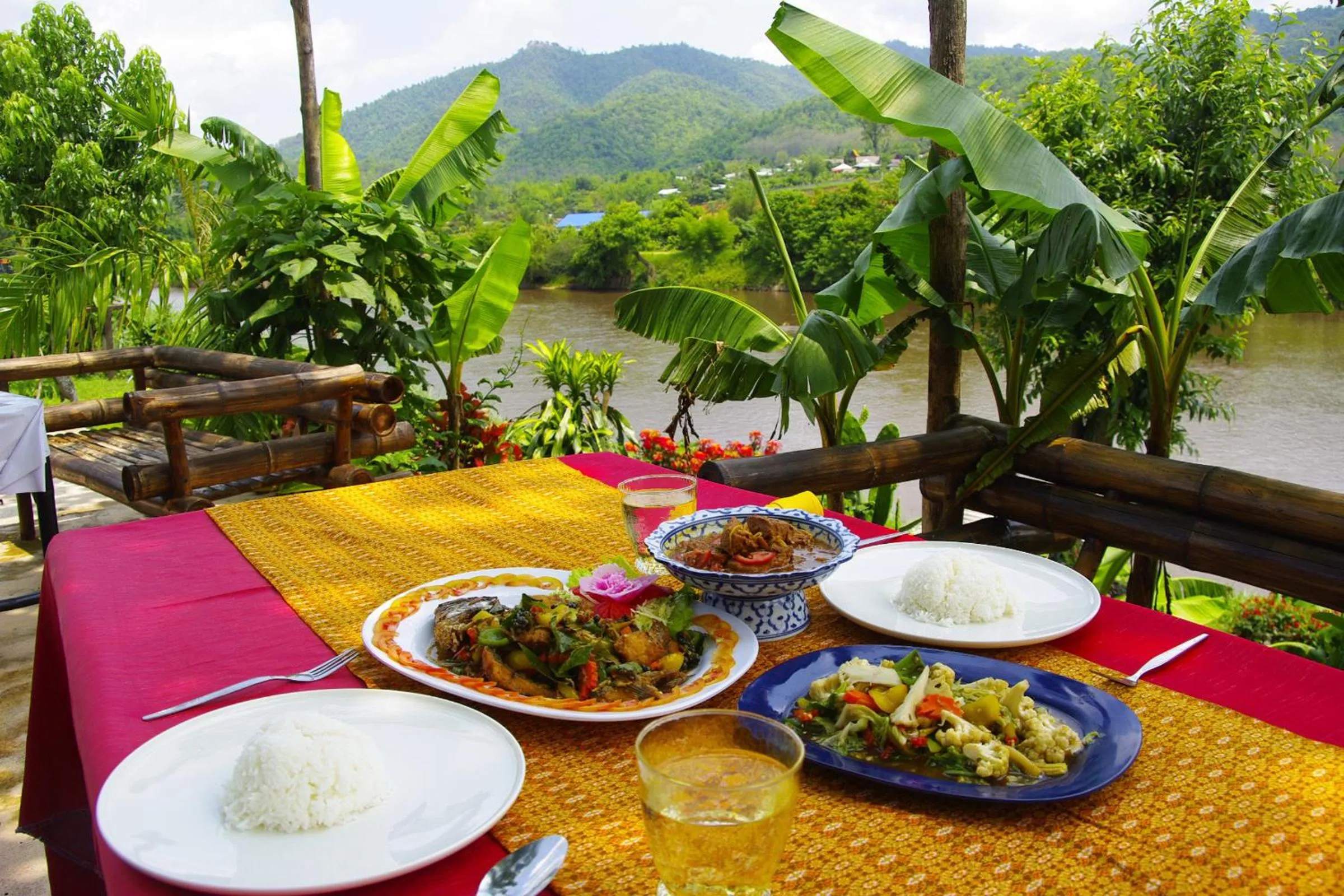 Restaurant/places to eat in Areeya Phuree Resort Thaton