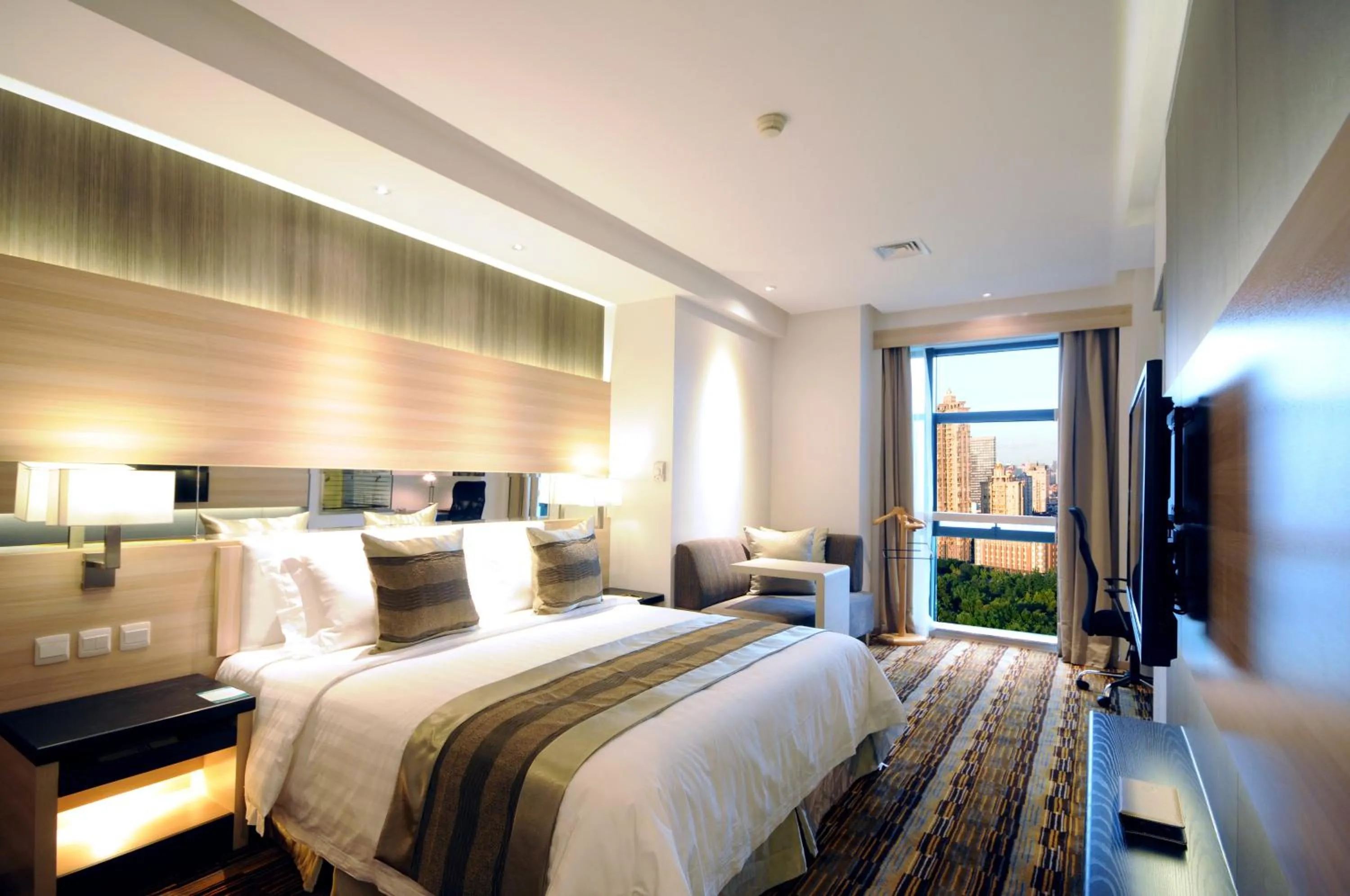 Bedroom, Bed in Gubei Garden Hotel Shanghai Hongqiao