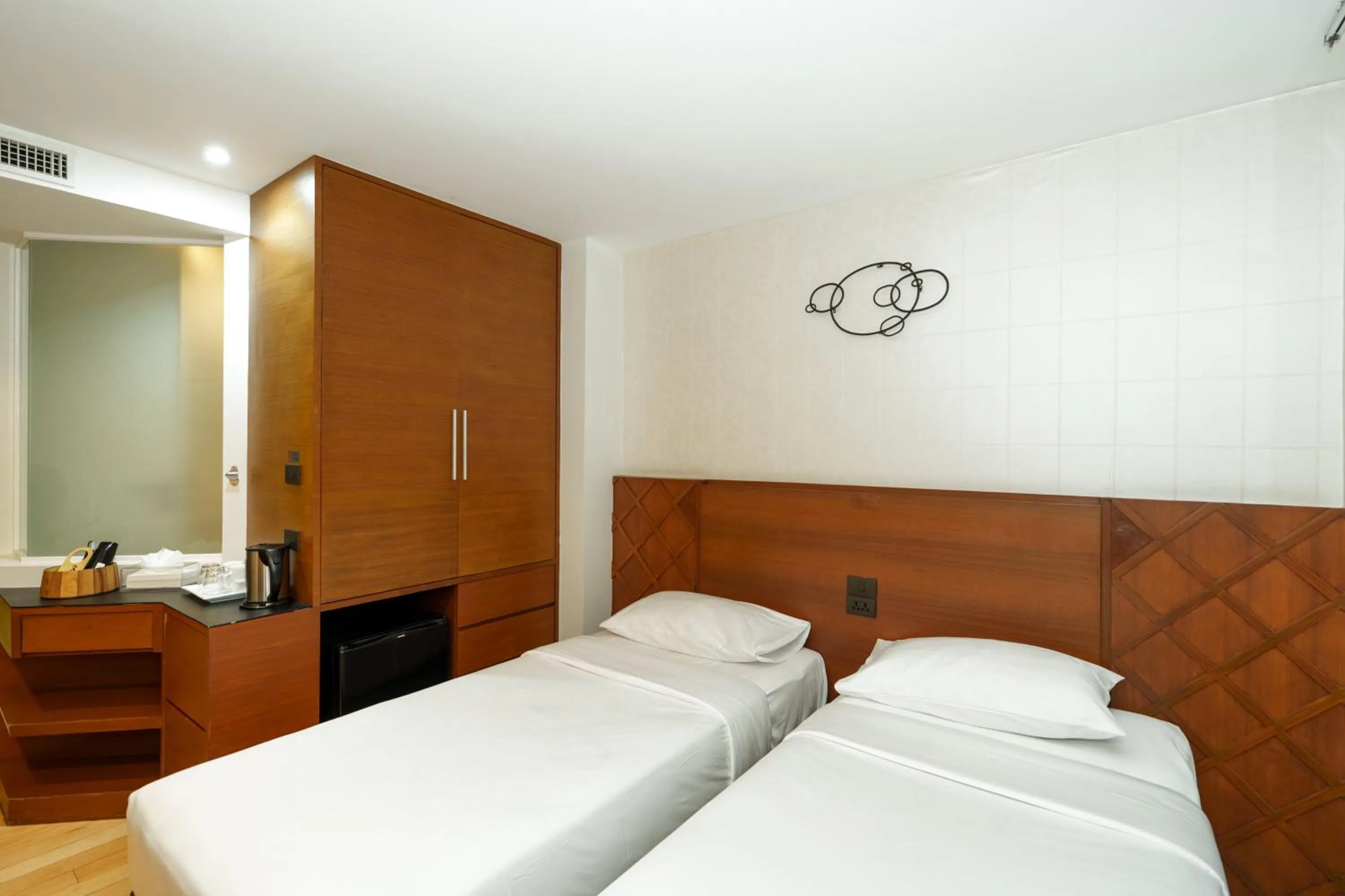 wardrobe, Bed in Marvin Suites Hotel