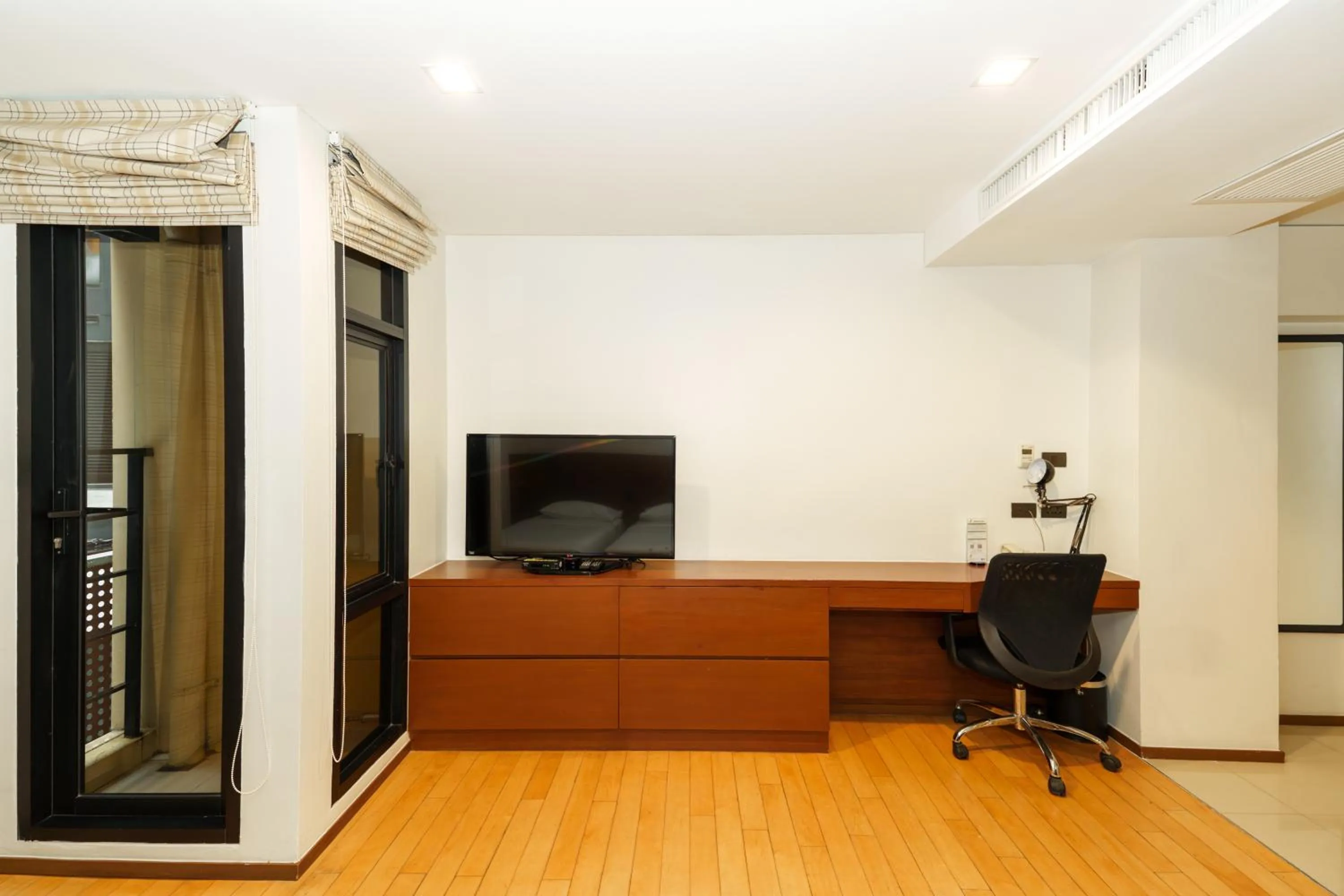 TV and multimedia in Marvin Suites Hotel