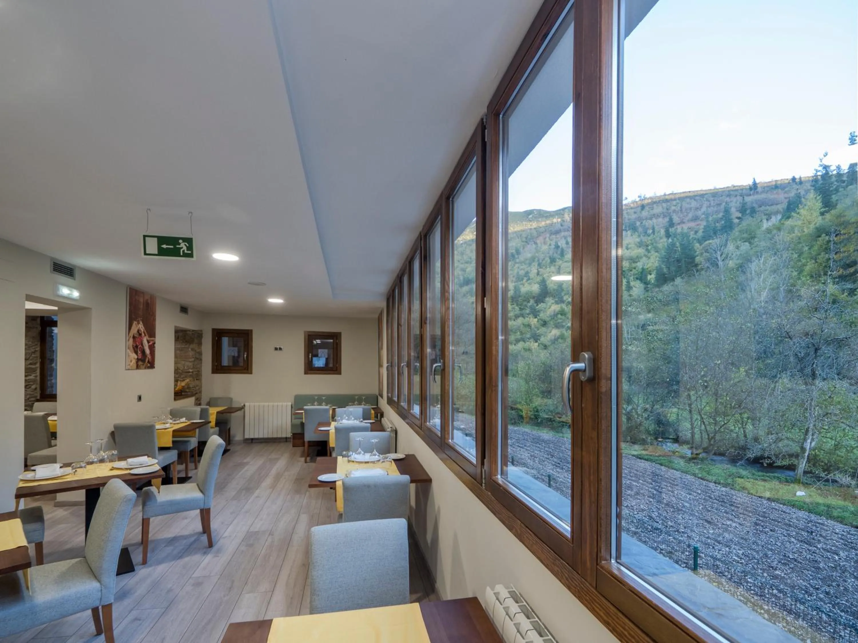 Restaurant/places to eat in Hotel Rural Las Montañas de Pumar