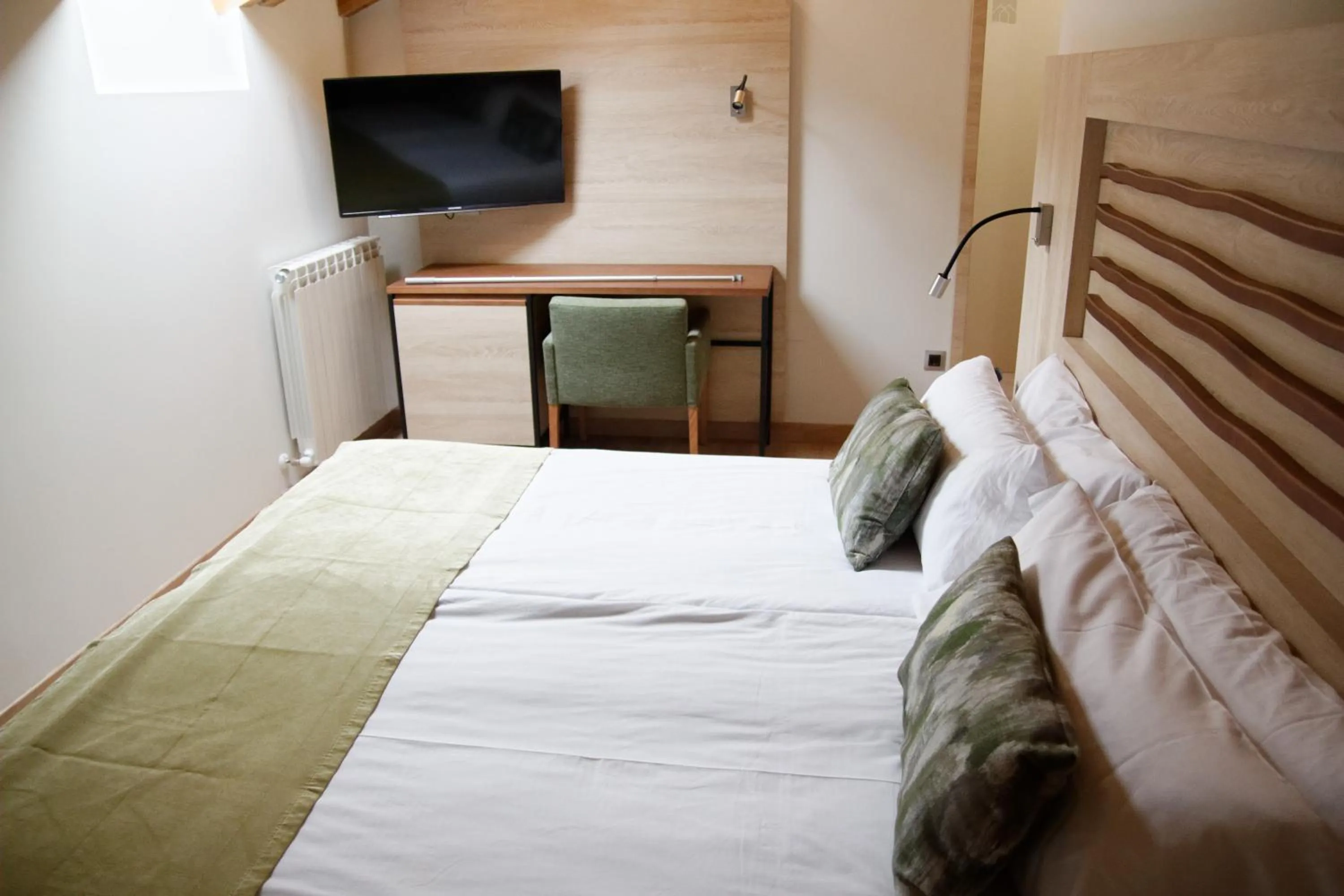 Property building, Bed in Hotel Rural Las Montañas de Pumar