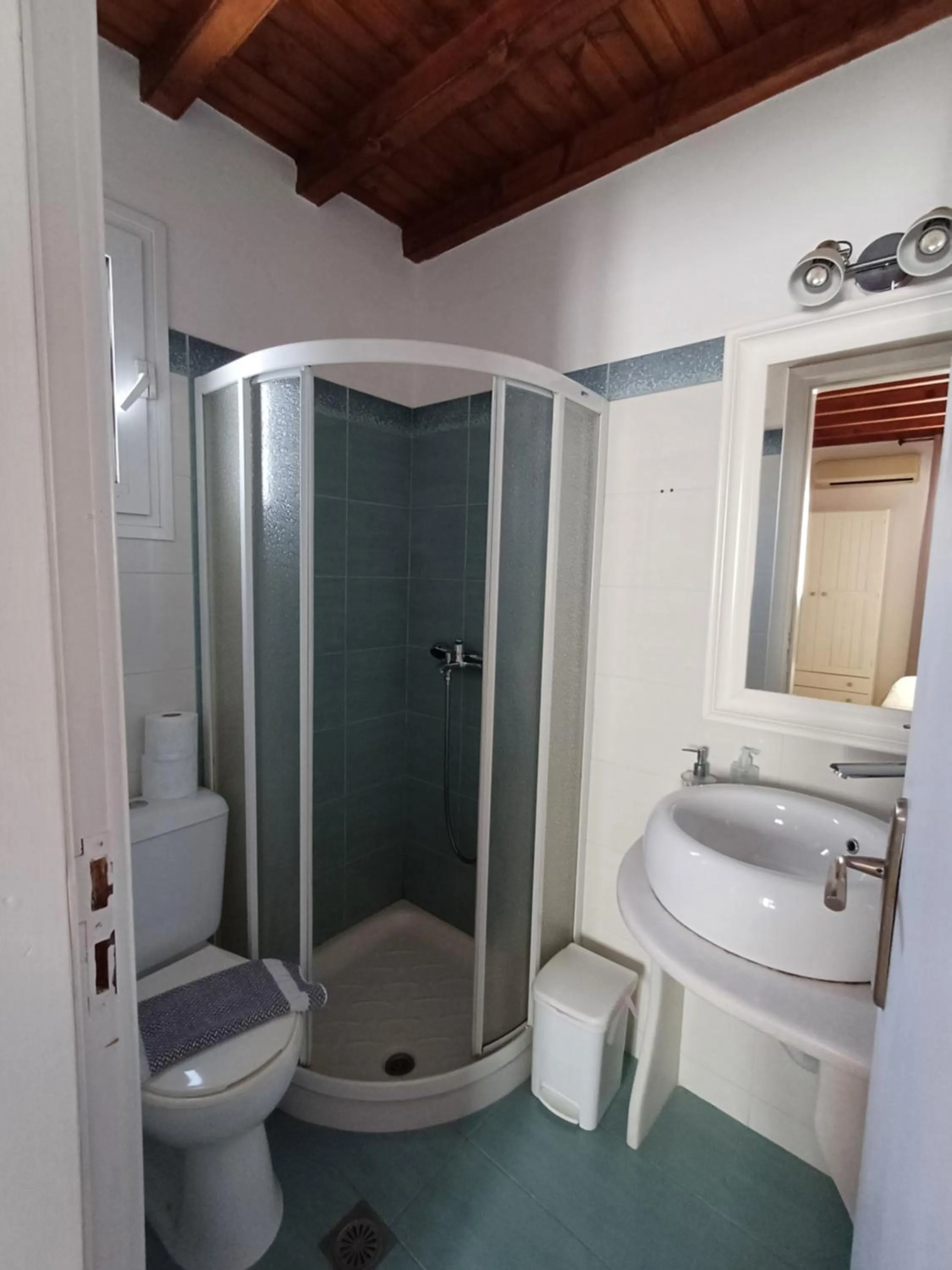 Toilet in Manos Rooms