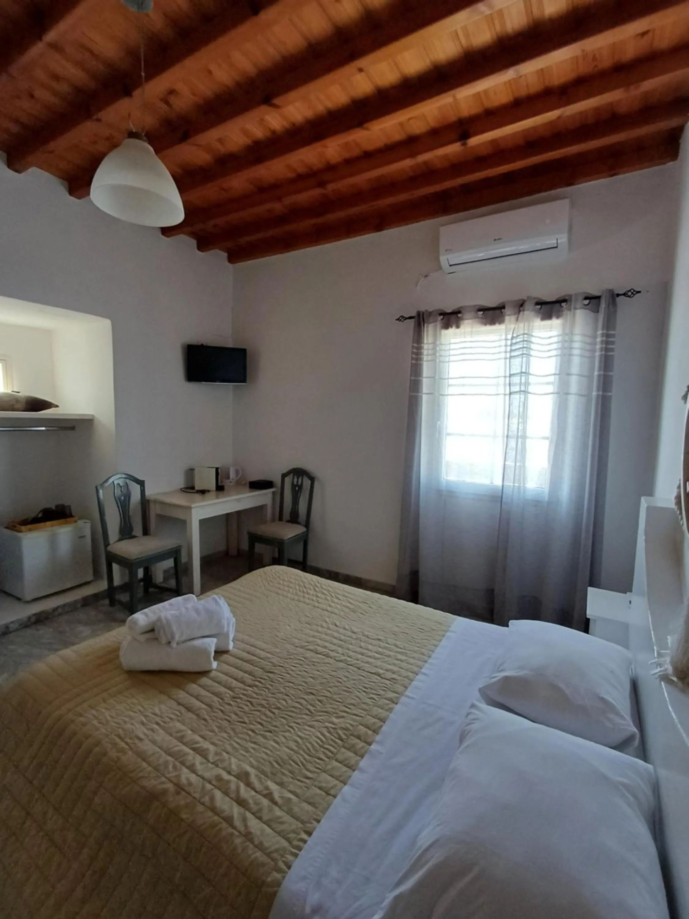 Photo of the whole room, Bed in Manos Rooms