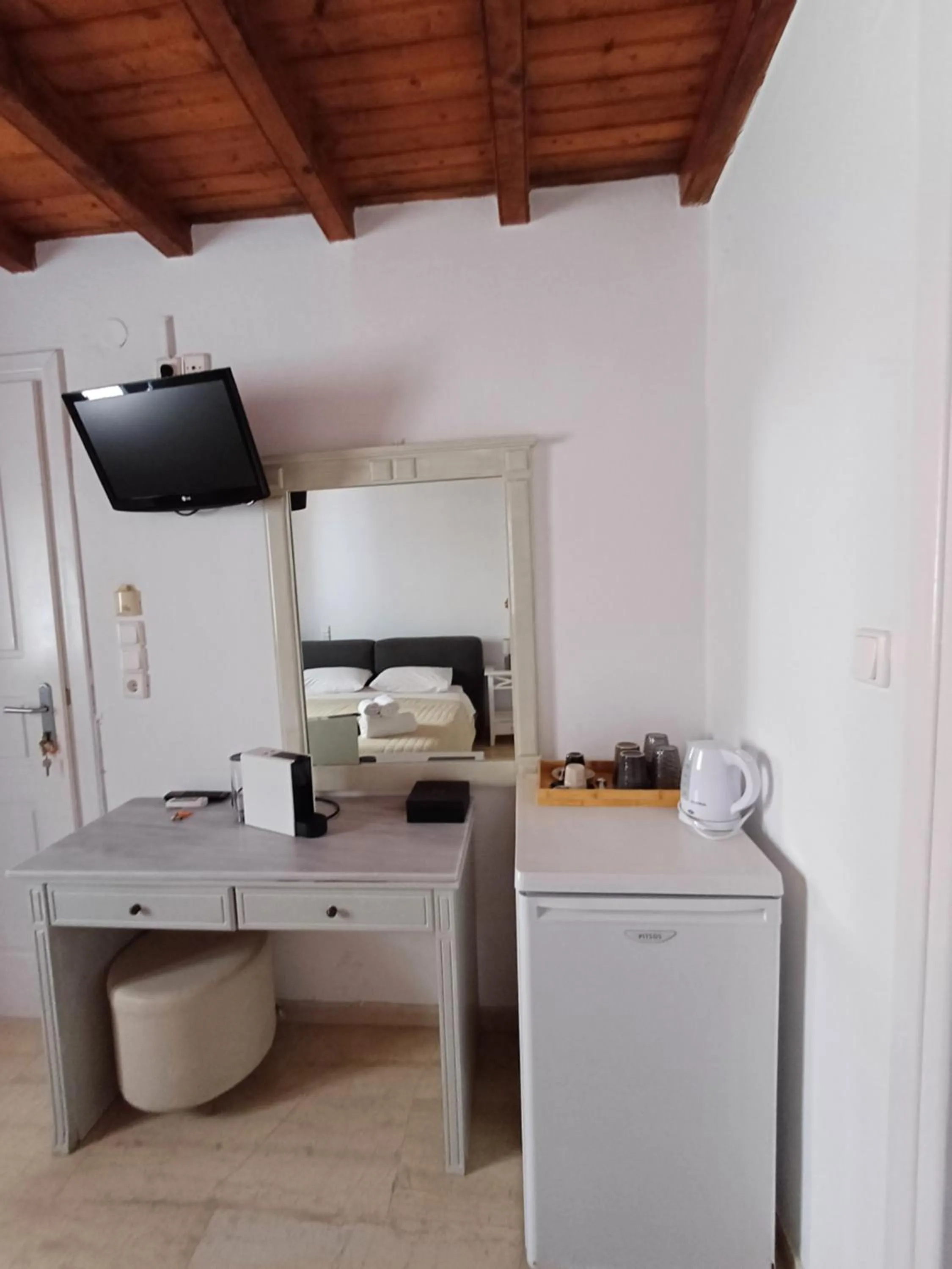 Coffee/tea facilities in Manos Rooms