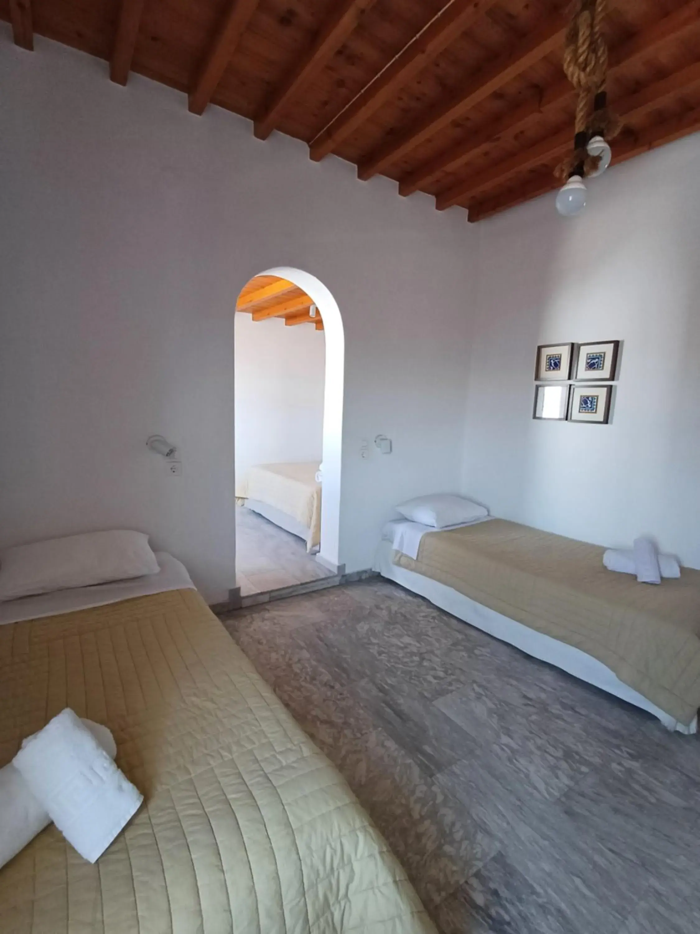 Quadruple room in Manos Rooms Quadruple room in Manos Rooms