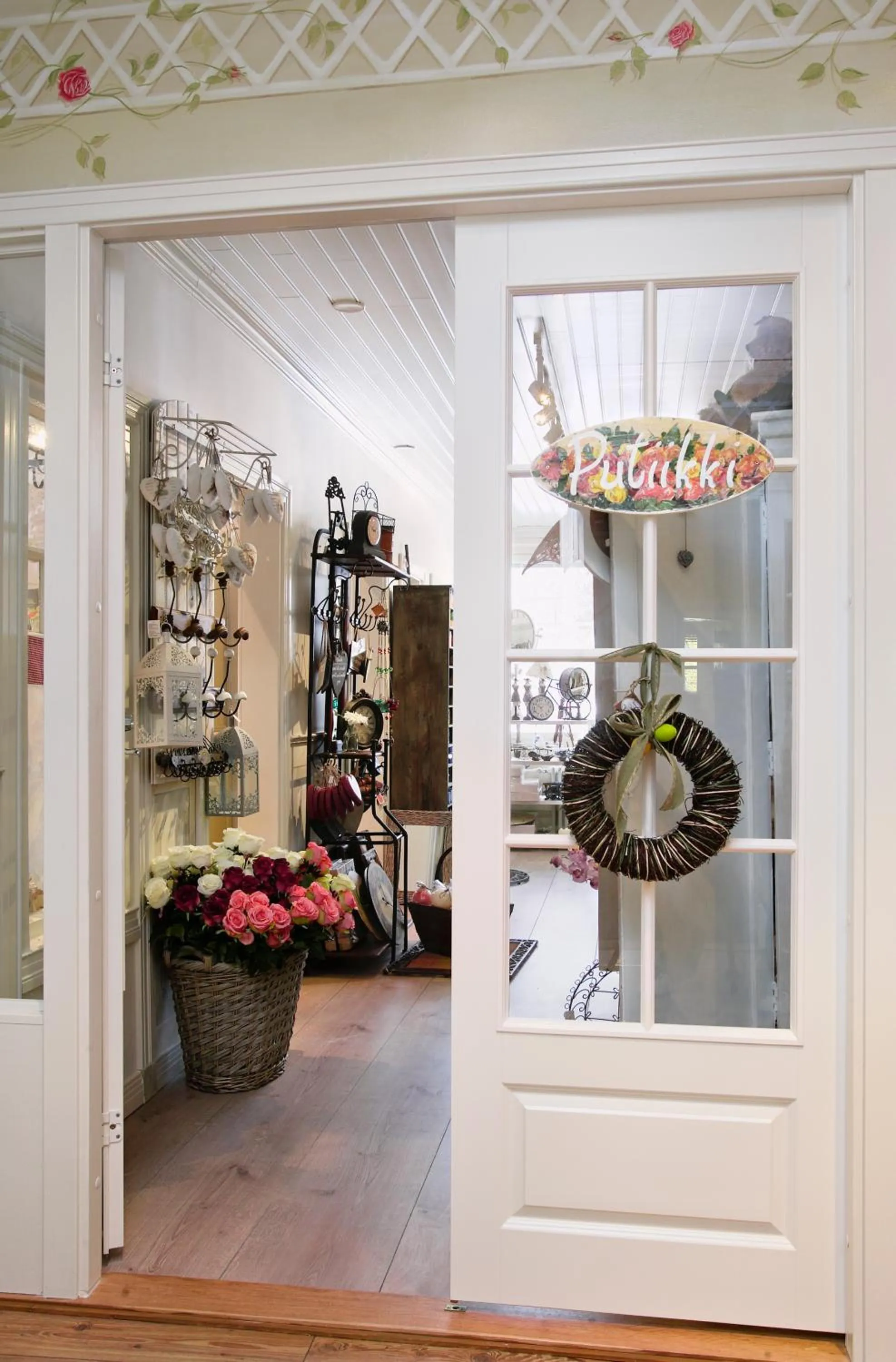 On-site shops in Vaihmalan Hovi