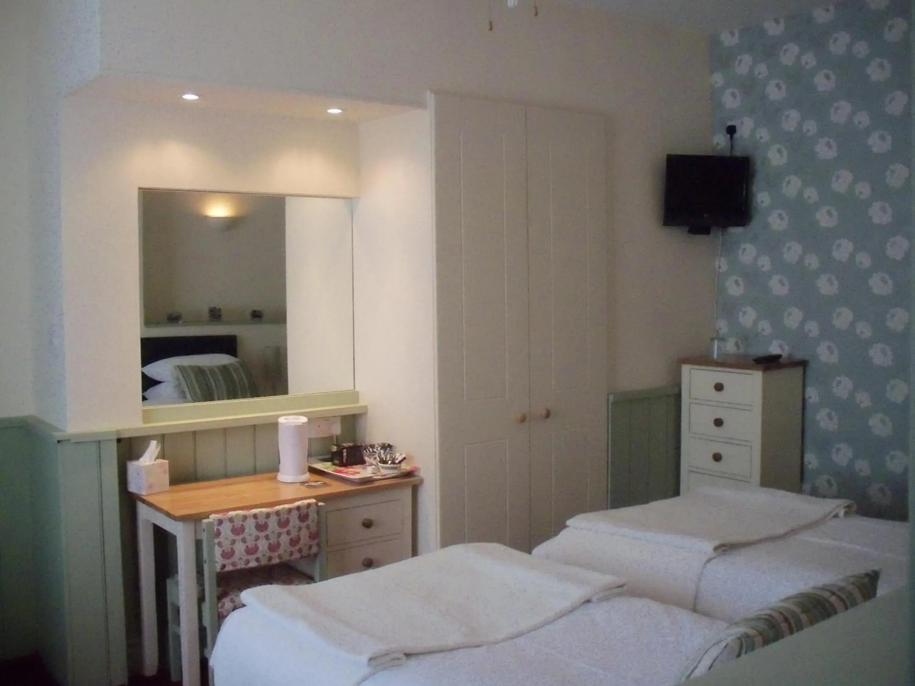 Superior Twin Room - single occupancy in Halfway House Superior Twin Room - single occupancy in Halfway House