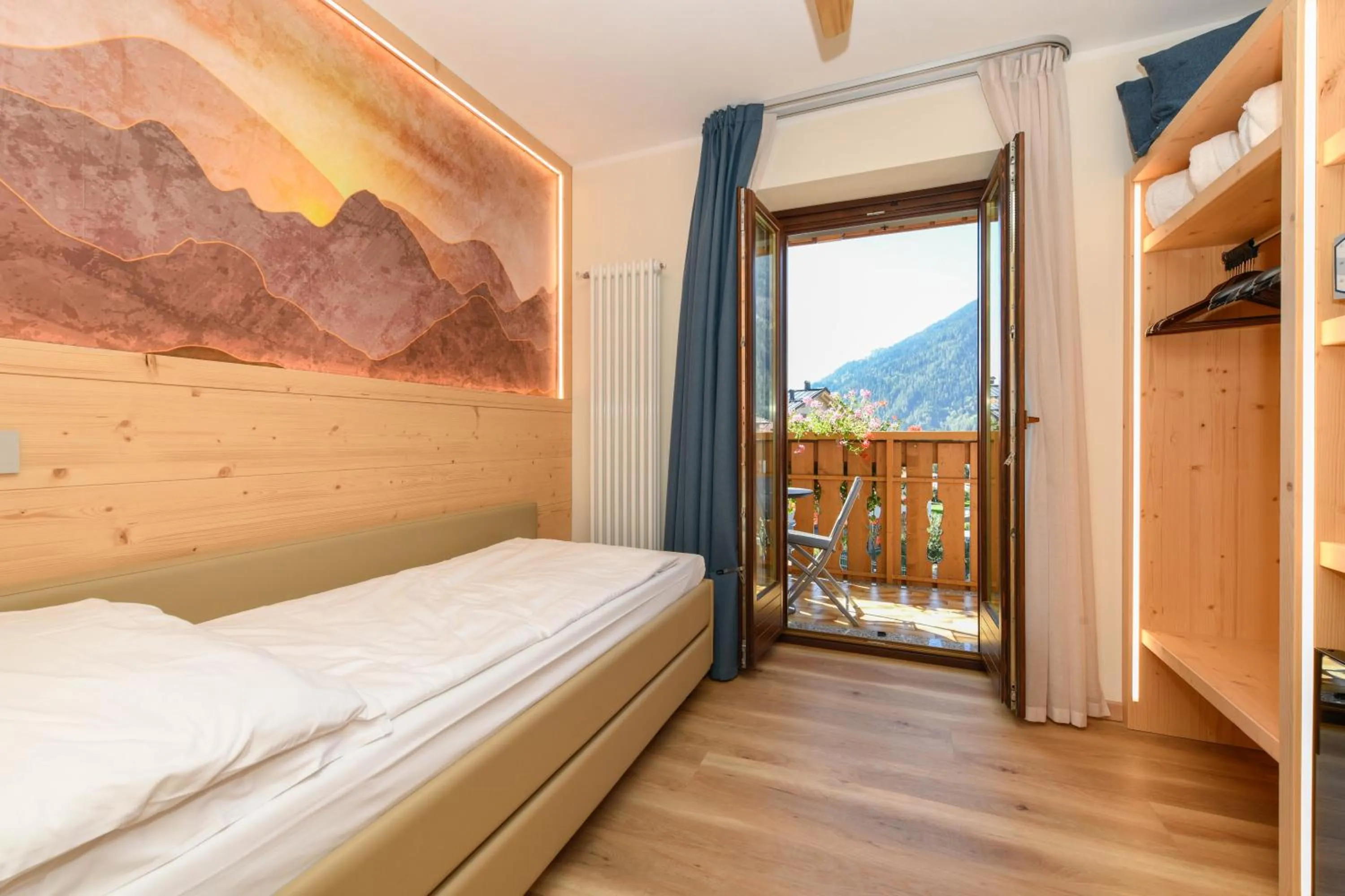 View (from property/room), Bed in Hotel Denny