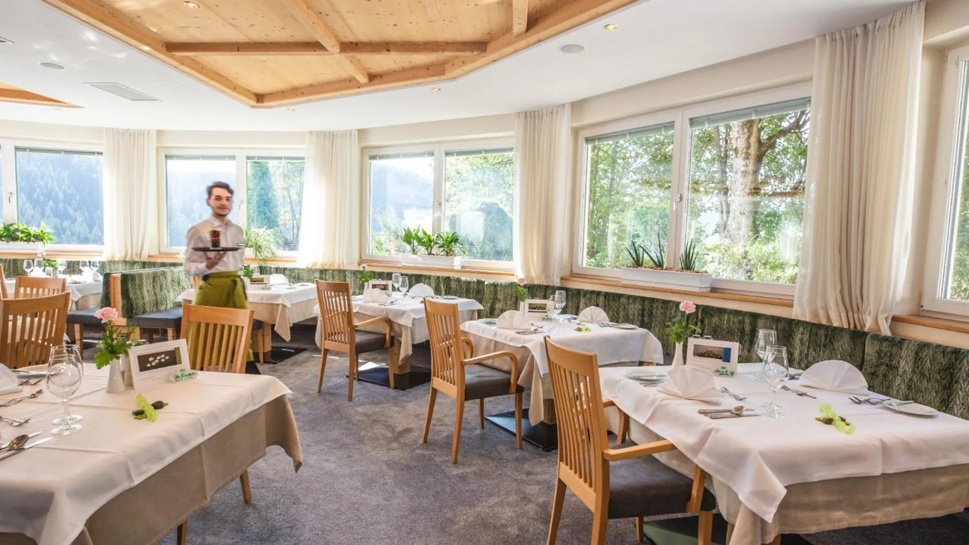 Restaurant/places to eat in Hotel Marica