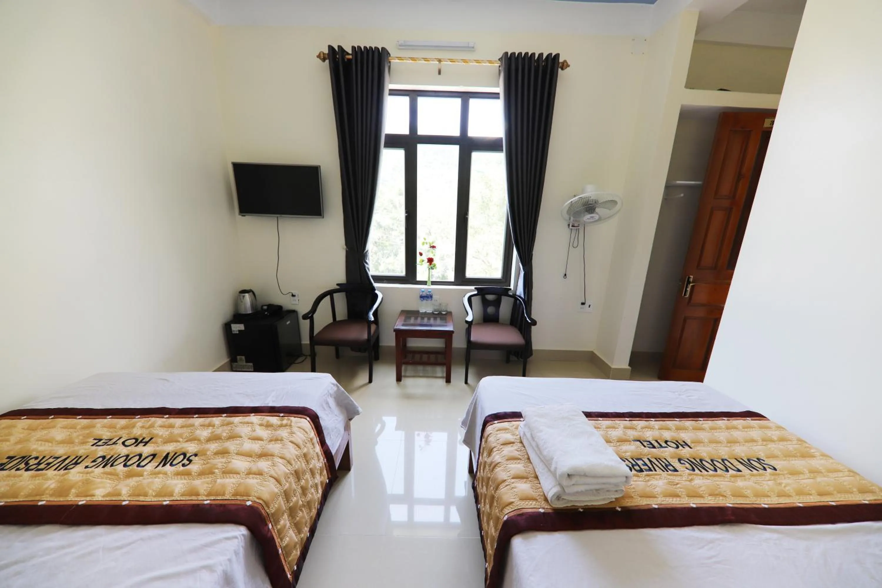 Photo of the whole room, Bed in Son Doong Riverside