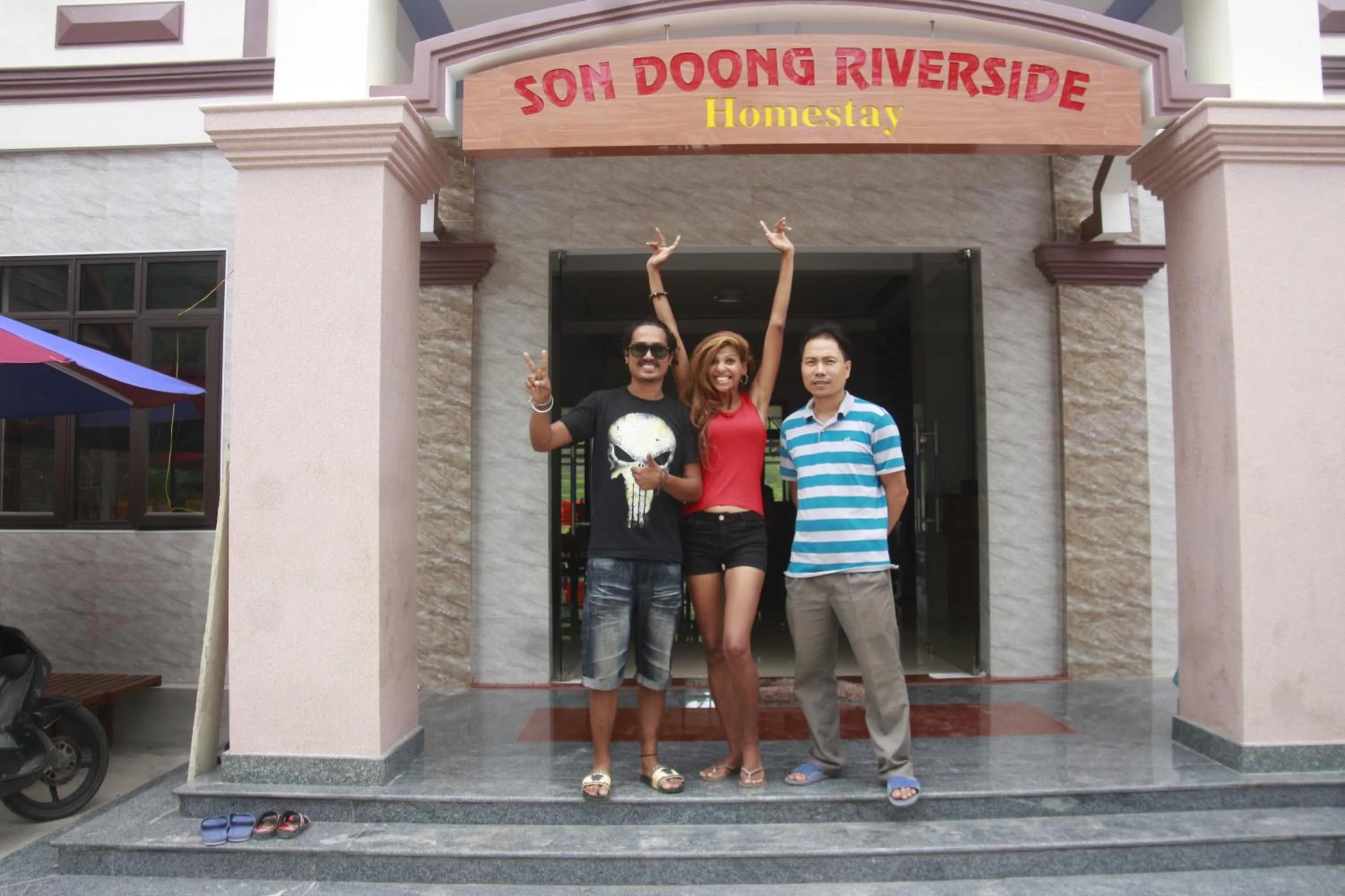 group of guests in Son Doong Riverside