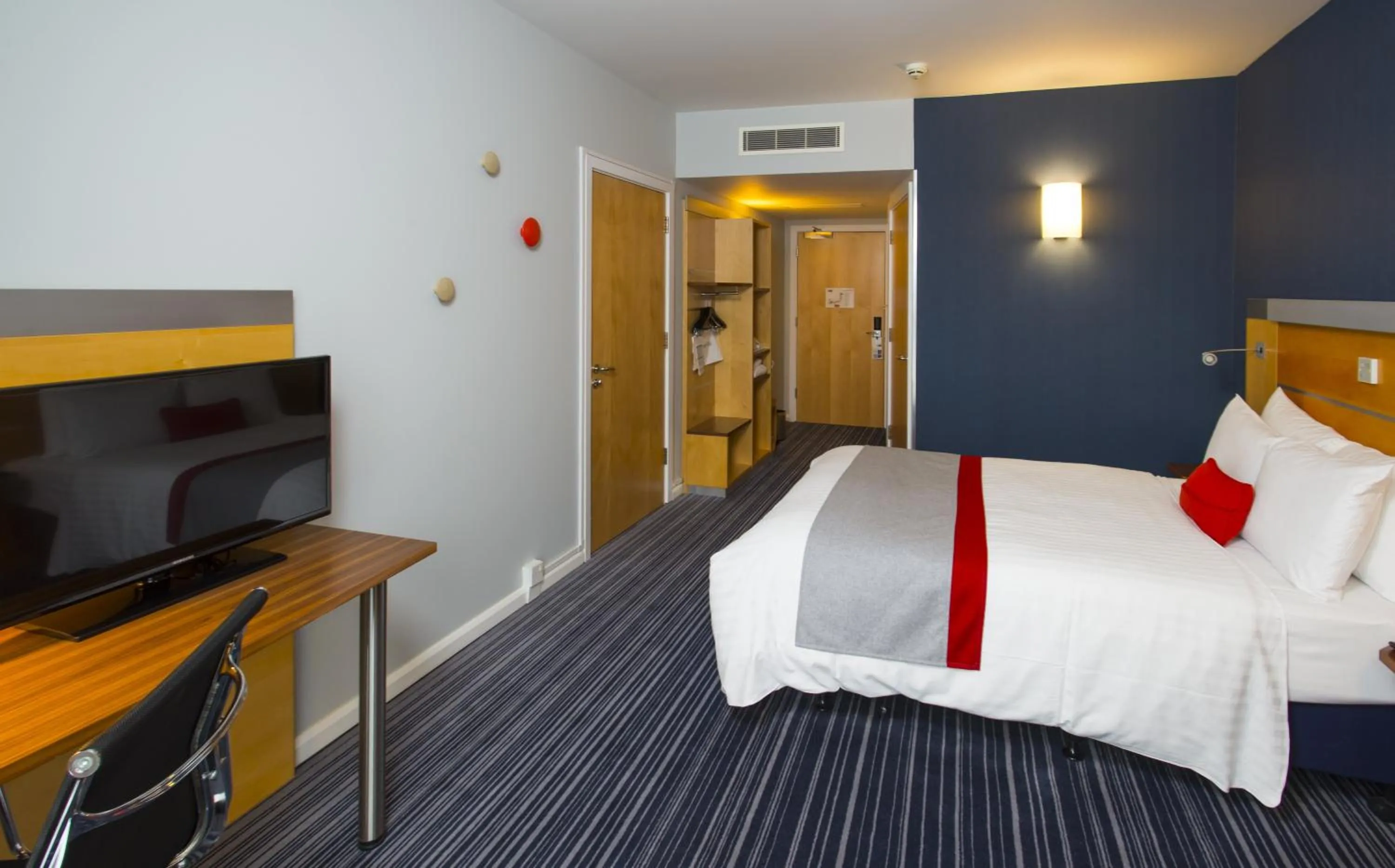 Photo of the whole room, Bed in Holiday Inn Express London - Epsom Downs by IHG