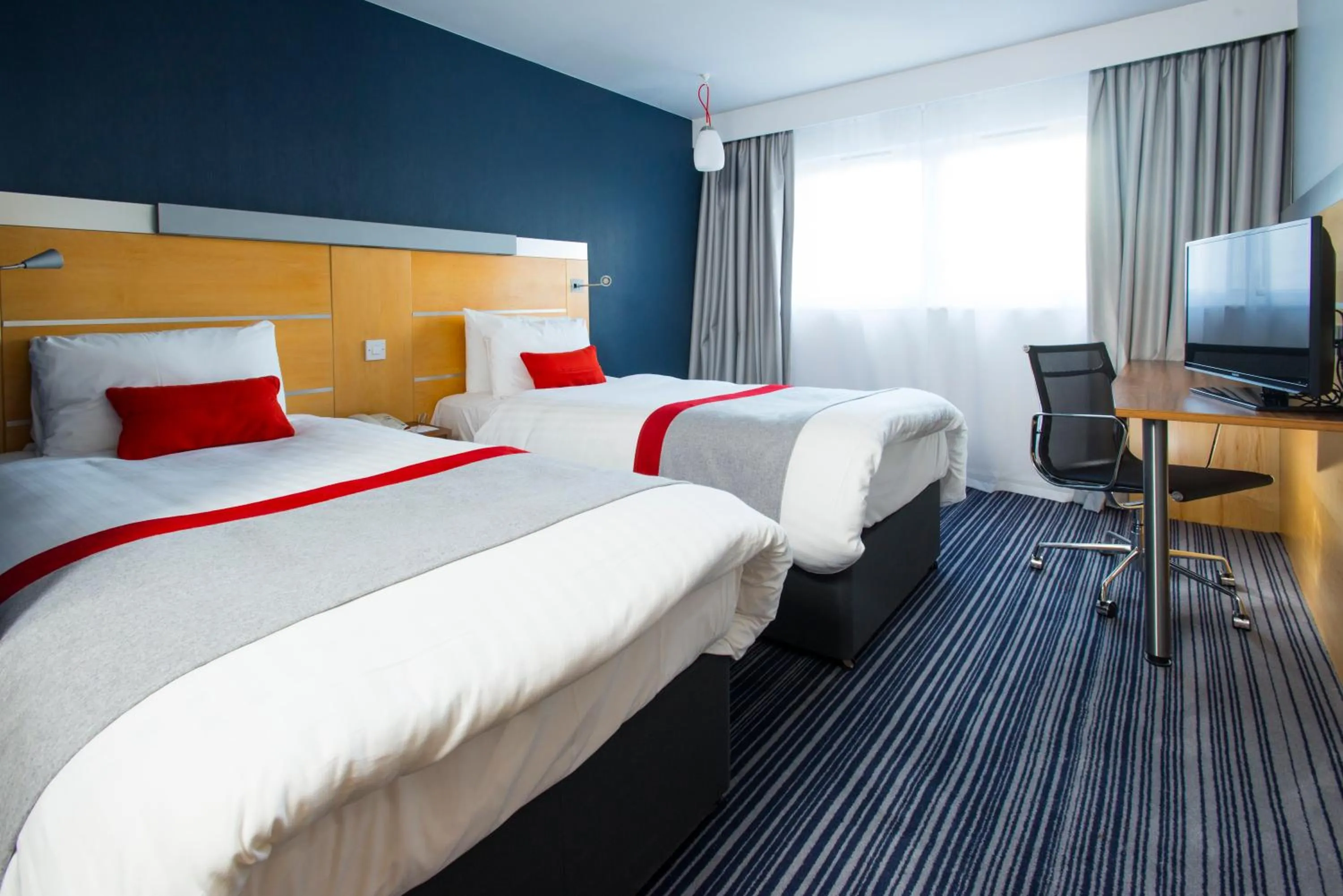 Photo of the whole room, Bed in Holiday Inn Express London - Epsom Downs by IHG
