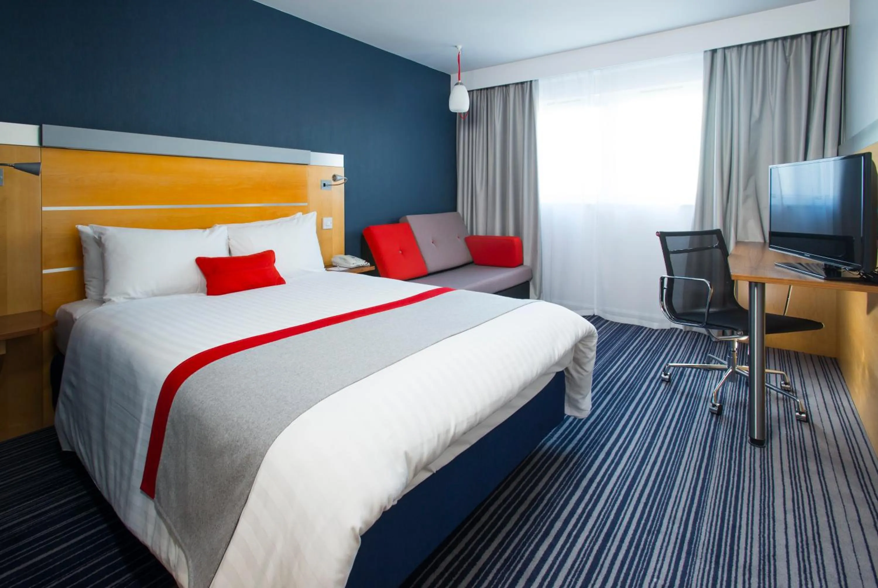 Photo of the whole room, Bed in Holiday Inn Express London - Epsom Downs by IHG