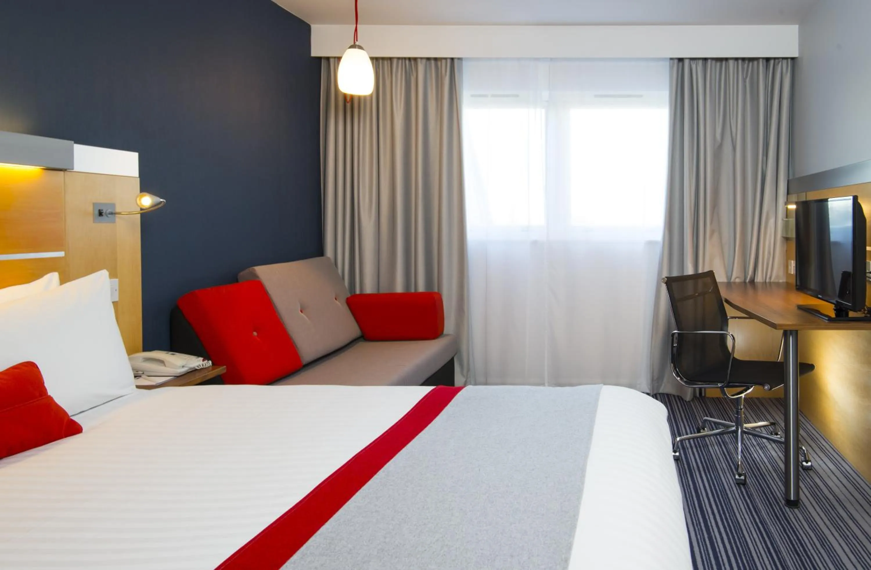 Photo of the whole room, Bed in Holiday Inn Express London - Epsom Downs by IHG