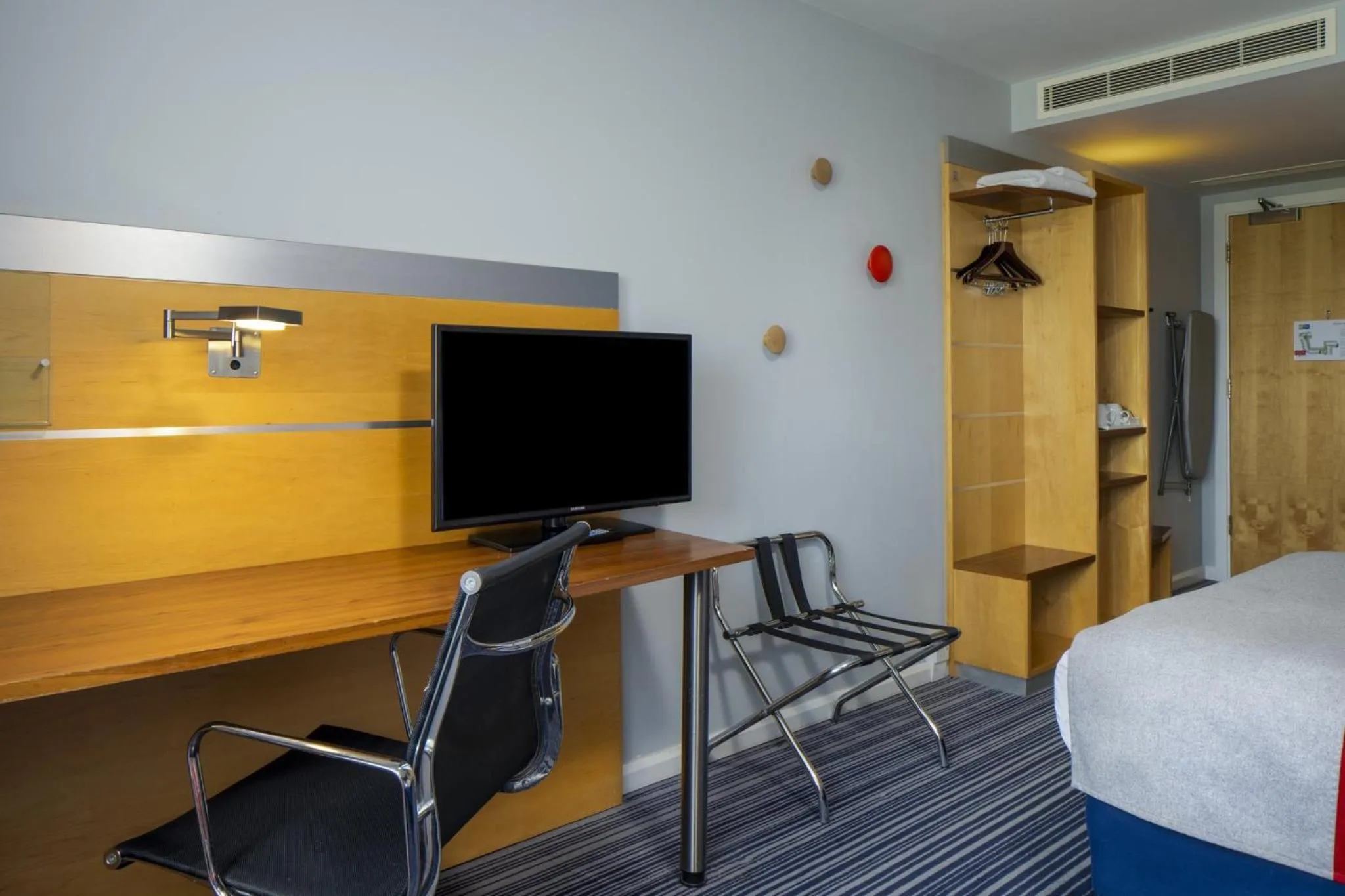 Photo of the whole room, Bed in Holiday Inn Express London - Epsom Downs by IHG