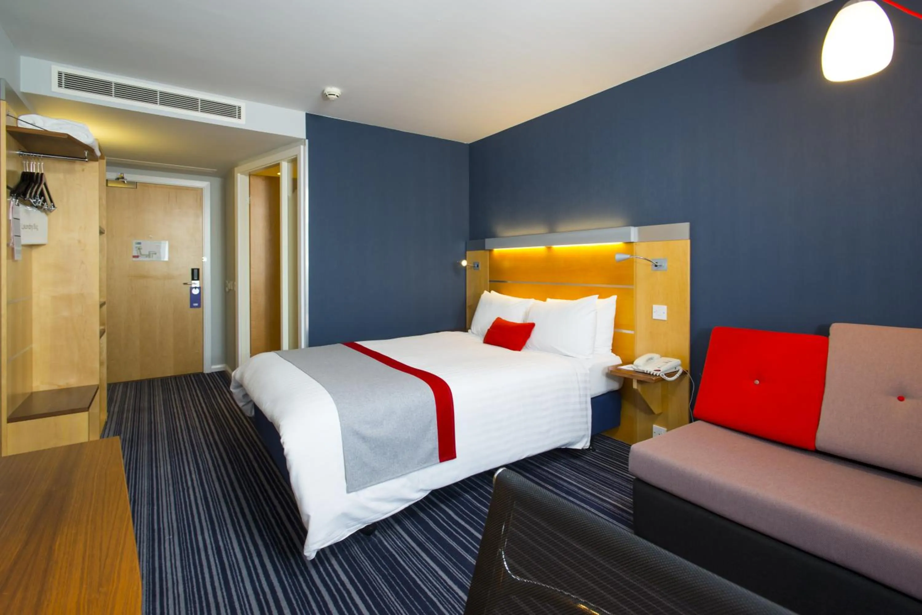 Photo of the whole room, Bed in Holiday Inn Express London - Epsom Downs by IHG