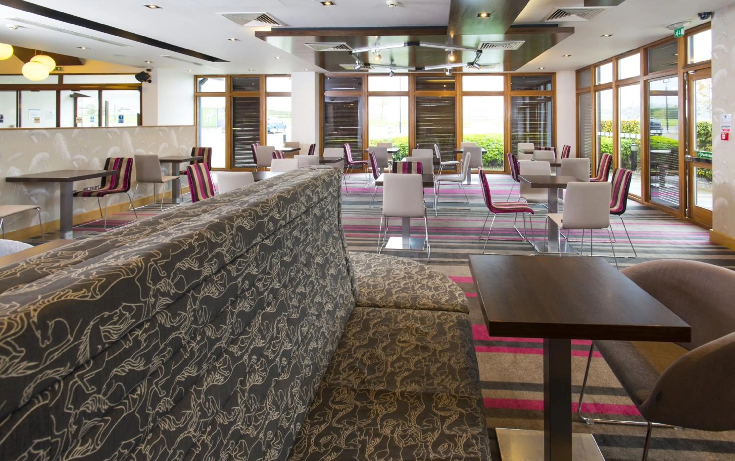 Restaurant/places to eat in Holiday Inn Express London - Epsom Downs by IHG
