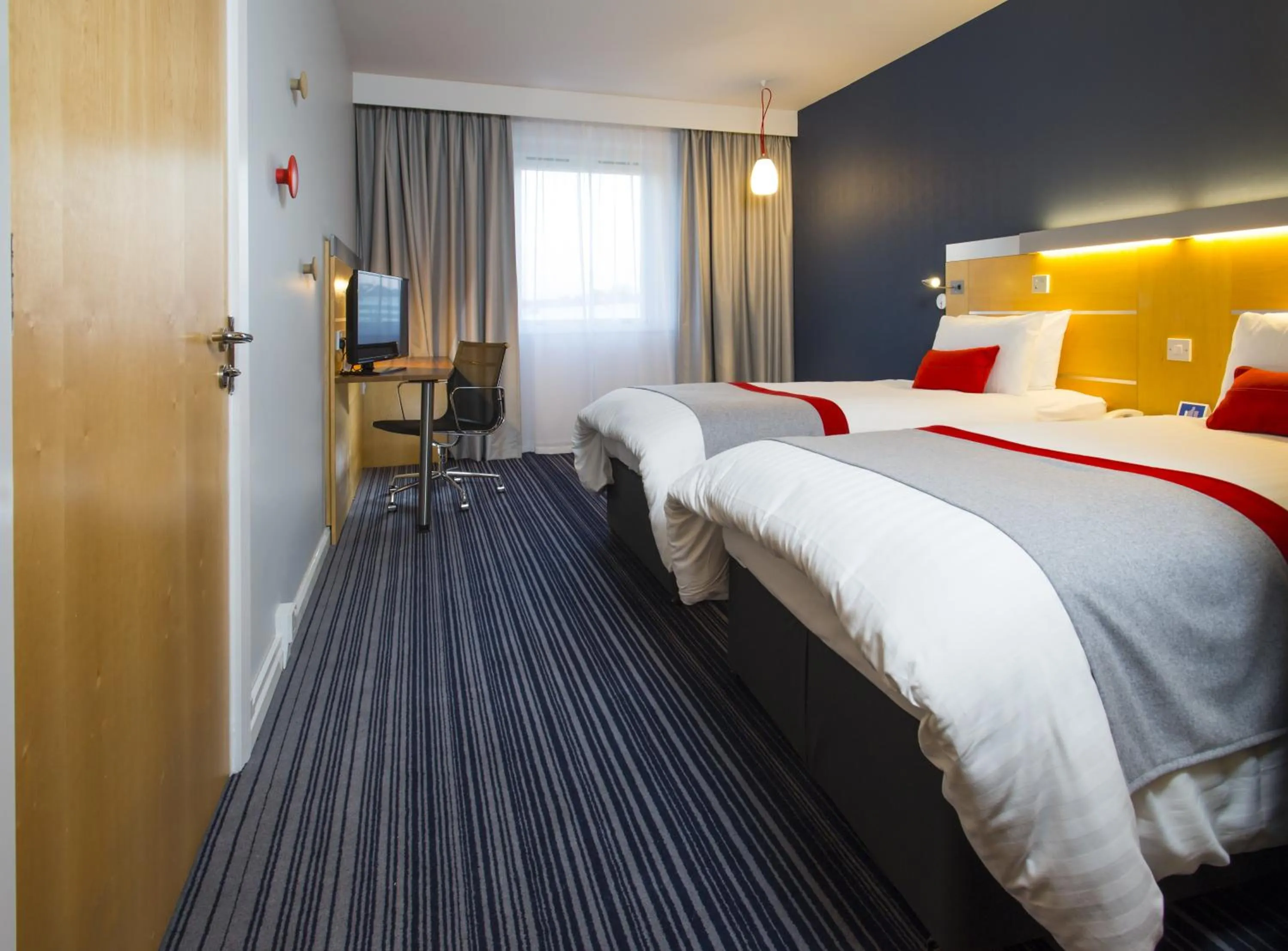 Photo of the whole room, Bed in Holiday Inn Express London - Epsom Downs by IHG