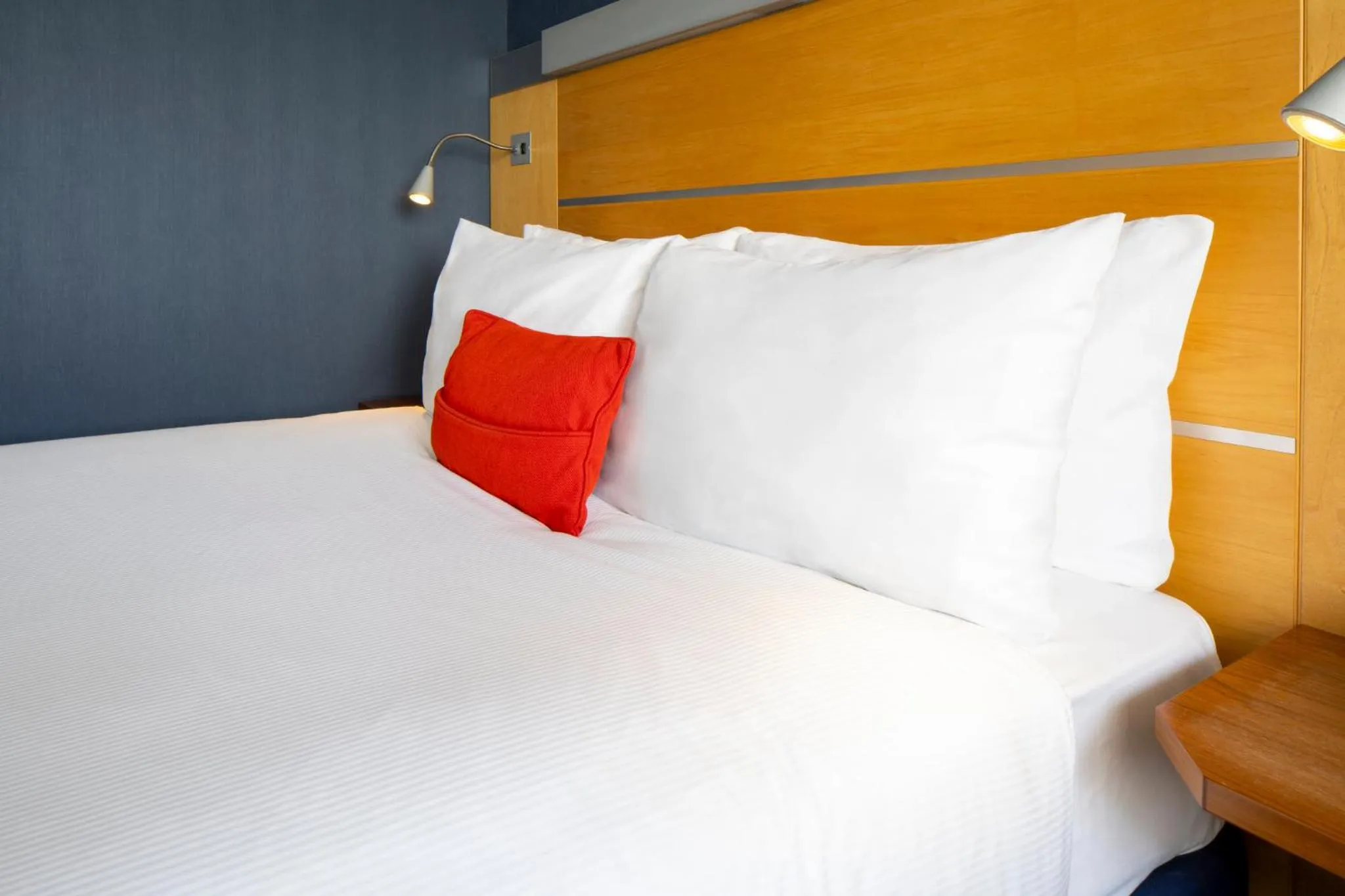 Photo of the whole room, Bed in Holiday Inn Express London - Epsom Downs by IHG