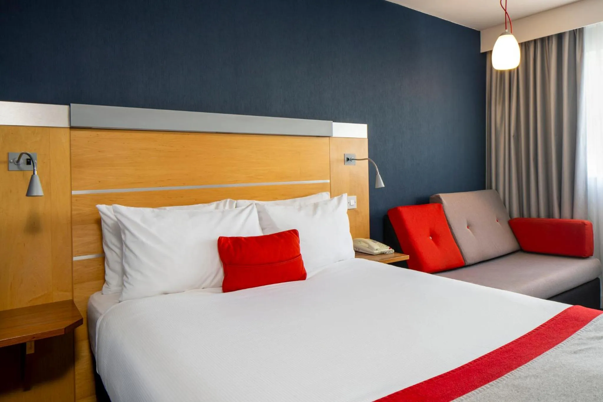 Photo of the whole room, Bed in Holiday Inn Express London - Epsom Downs by IHG