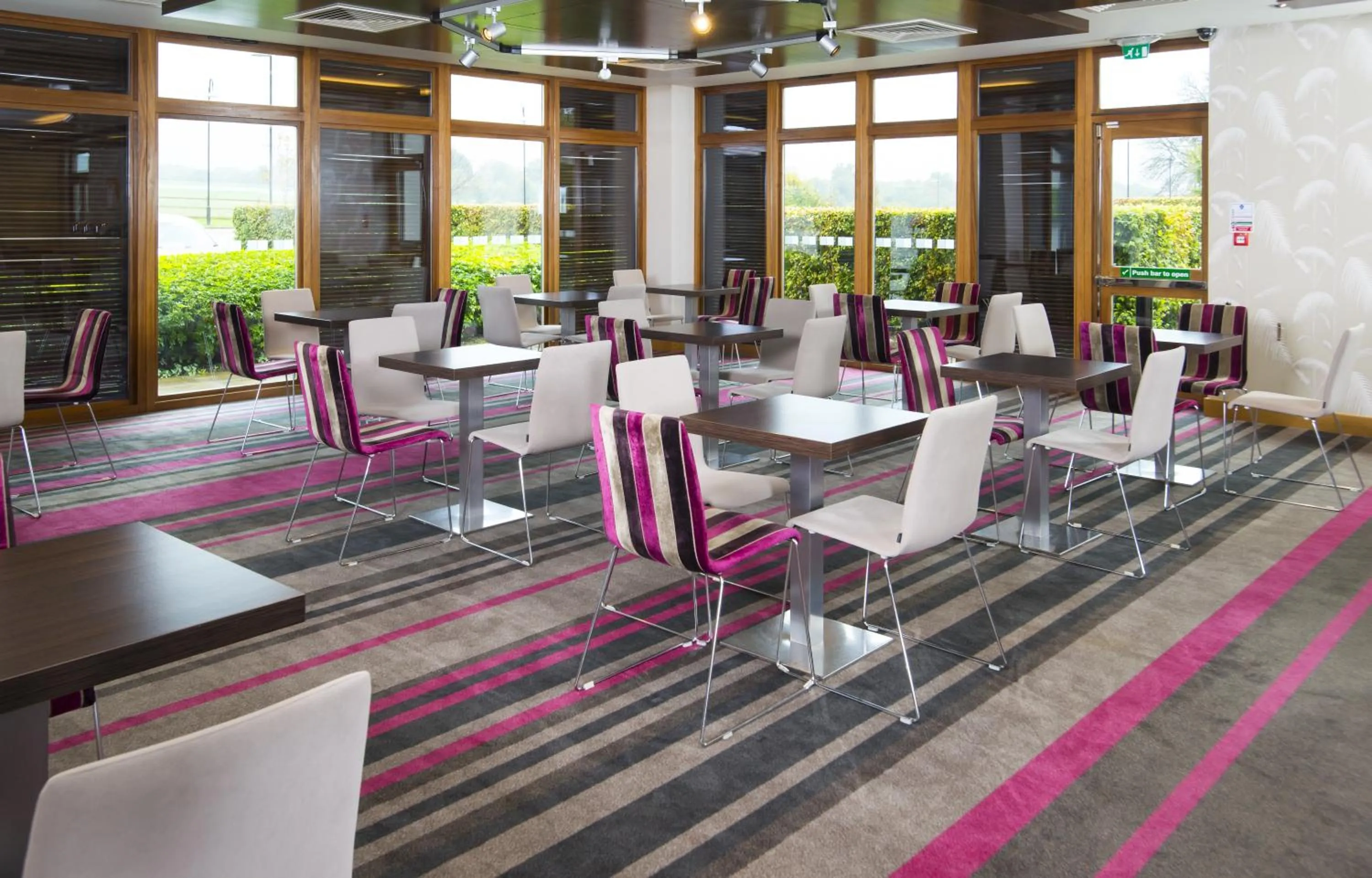 Restaurant/places to eat in Holiday Inn Express London - Epsom Downs by IHG