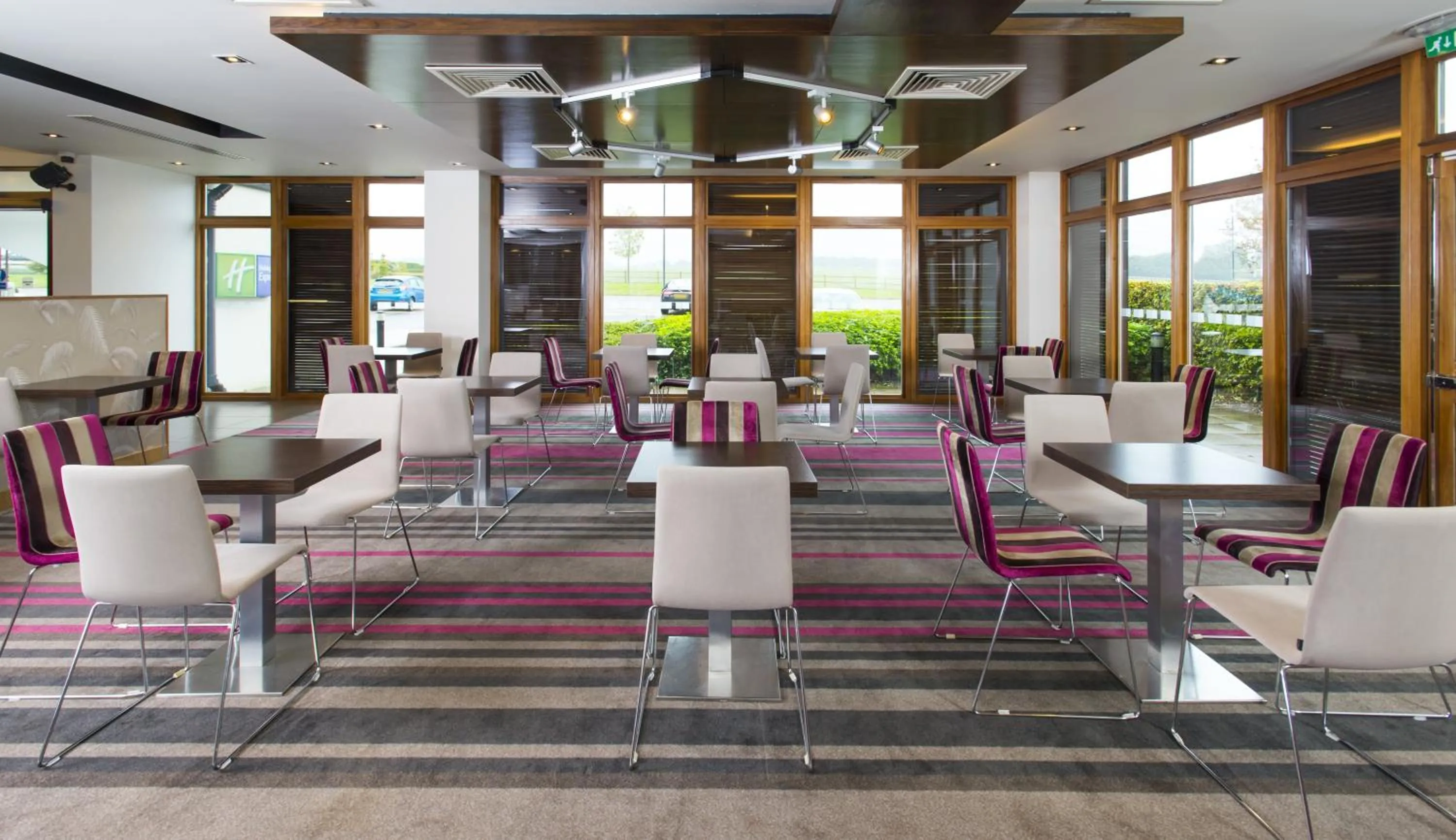 Restaurant/places to eat in Holiday Inn Express London - Epsom Downs by IHG