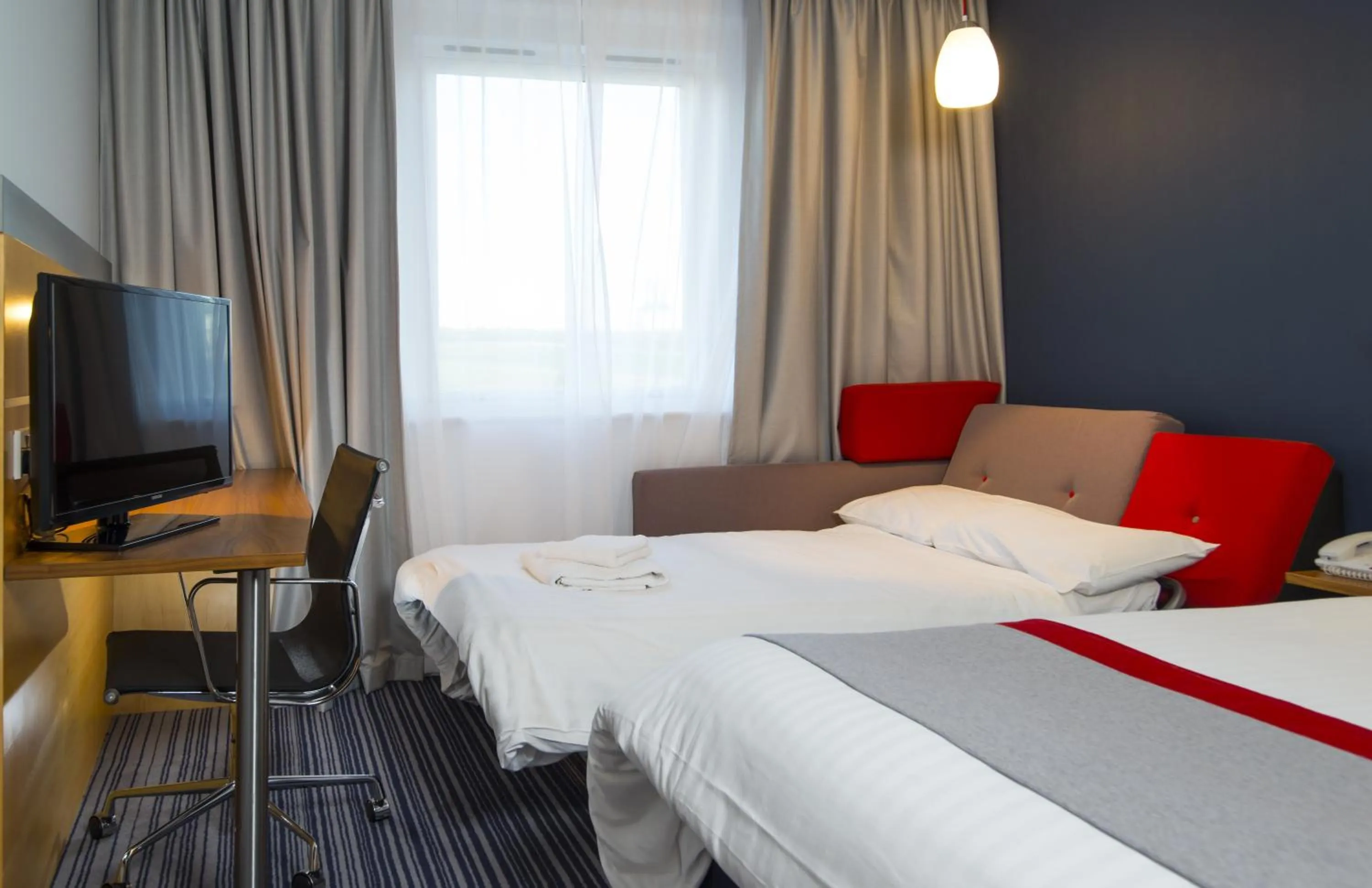 Bedroom, Bed in Holiday Inn Express London - Epsom Downs by IHG