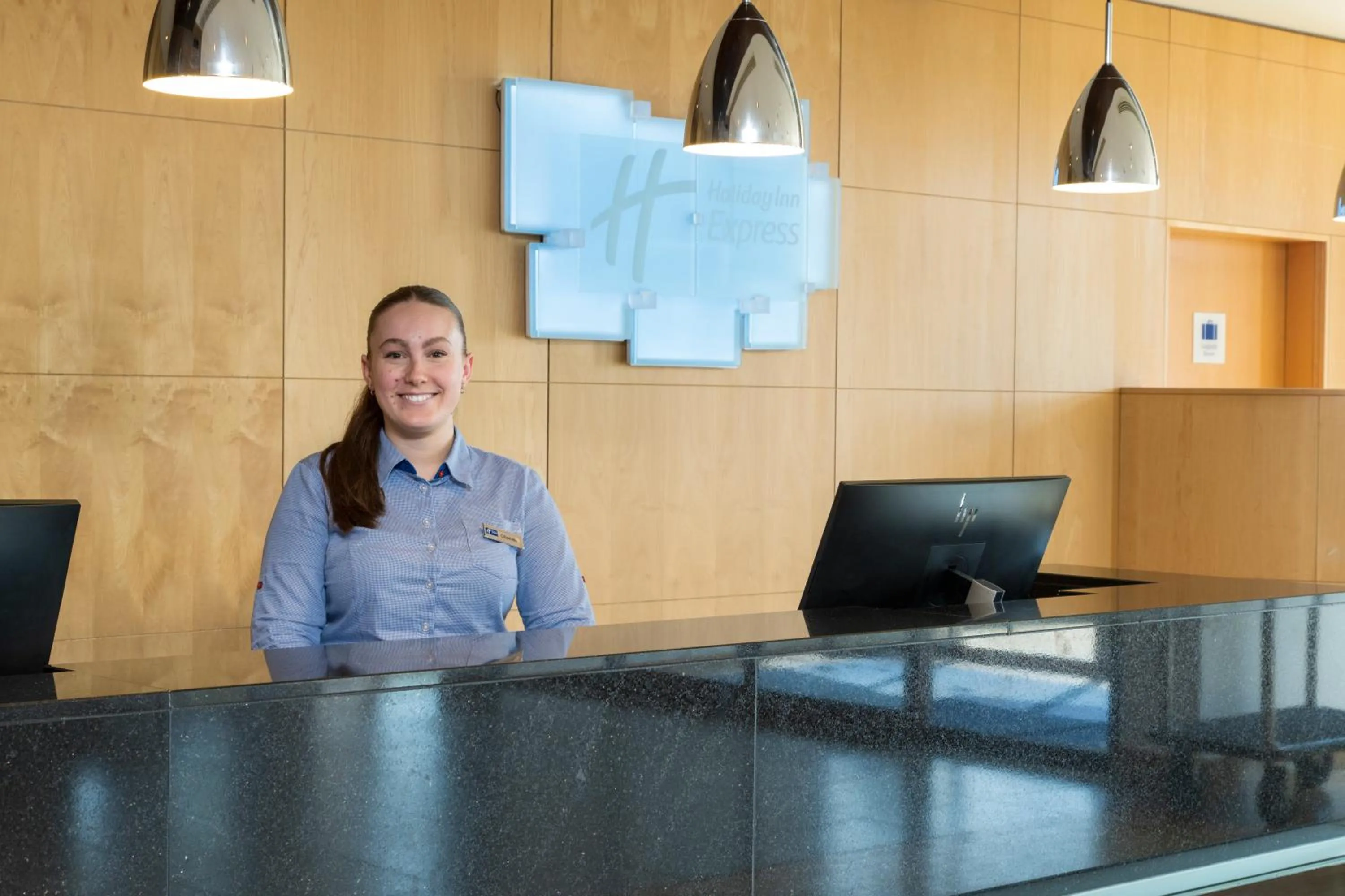 Lobby or reception in Holiday Inn Express London - Epsom Downs by IHG