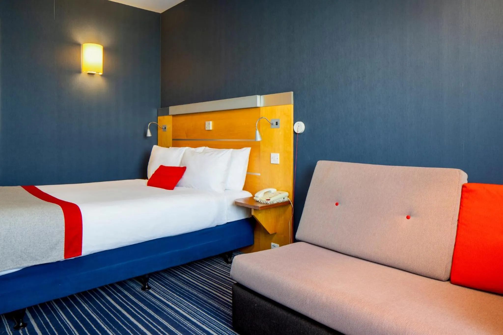 Photo of the whole room, Bed in Holiday Inn Express London - Epsom Downs by IHG