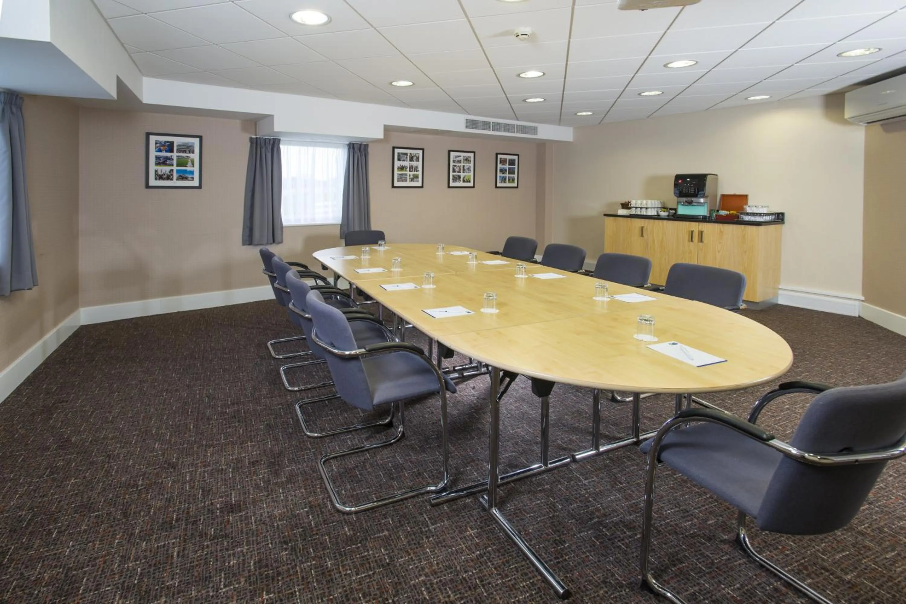 Meeting/conference room in Holiday Inn Express London - Epsom Downs by IHG