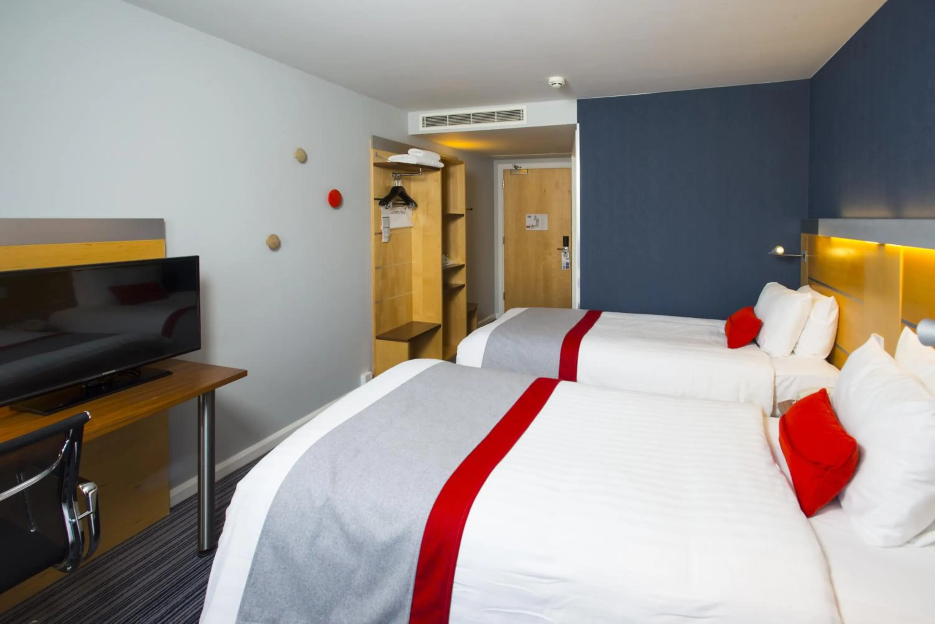 Photo of the whole room, Bed in Holiday Inn Express London - Epsom Downs by IHG
