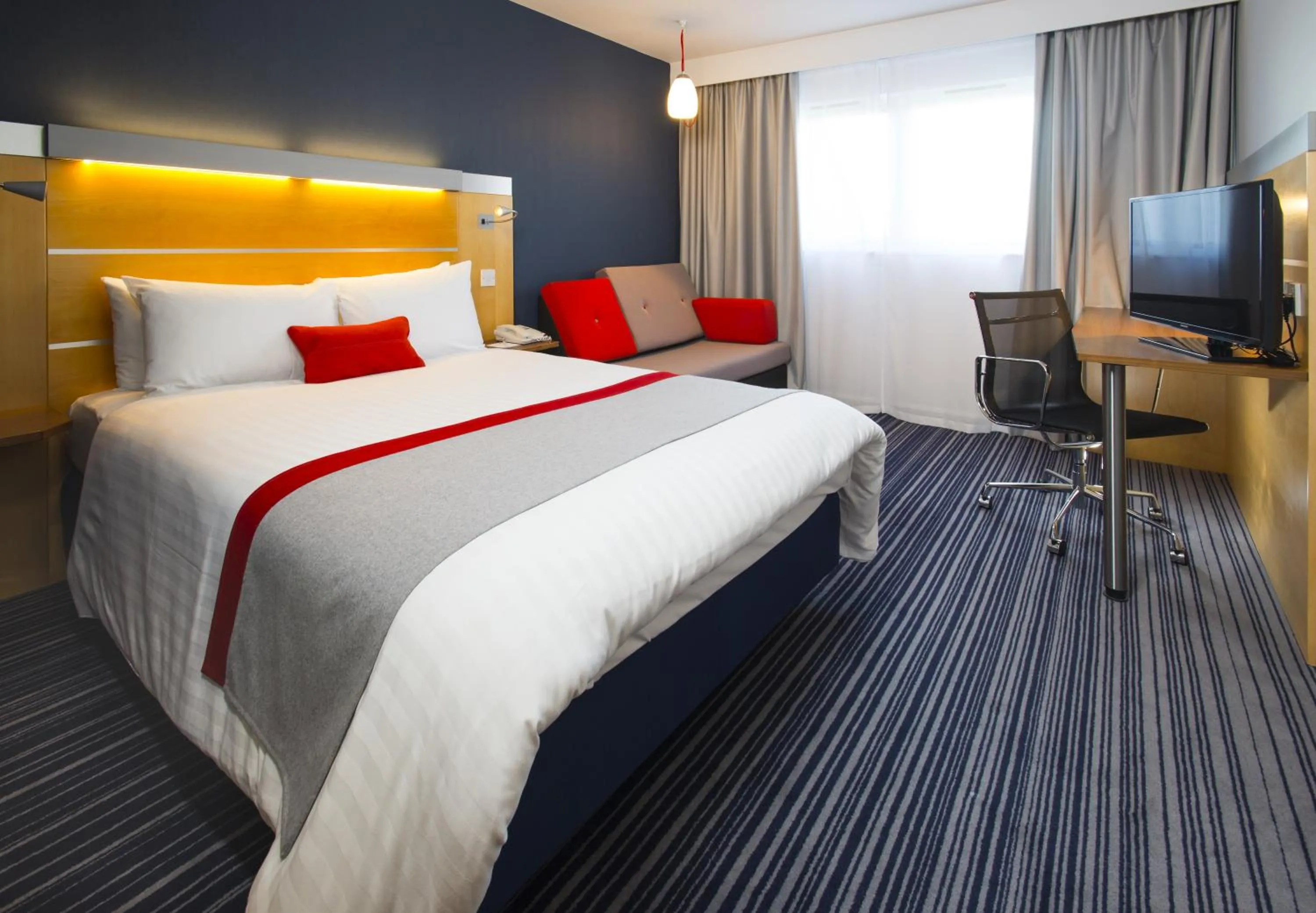 Photo of the whole room, Bed in Holiday Inn Express London - Epsom Downs by IHG