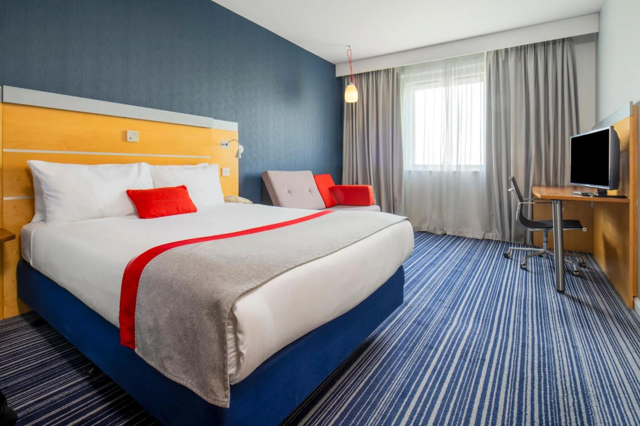 Photo of the whole room, Bed in Holiday Inn Express London - Epsom Downs by IHG