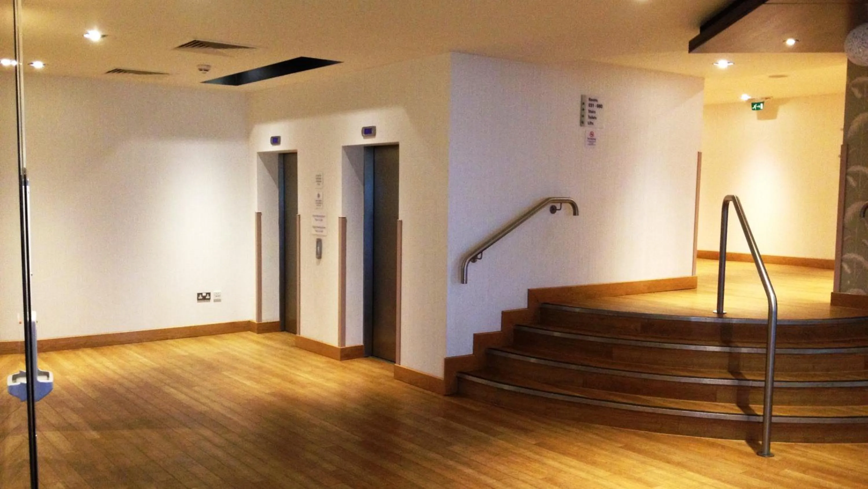 Lobby or reception in Holiday Inn Express London - Epsom Downs by IHG