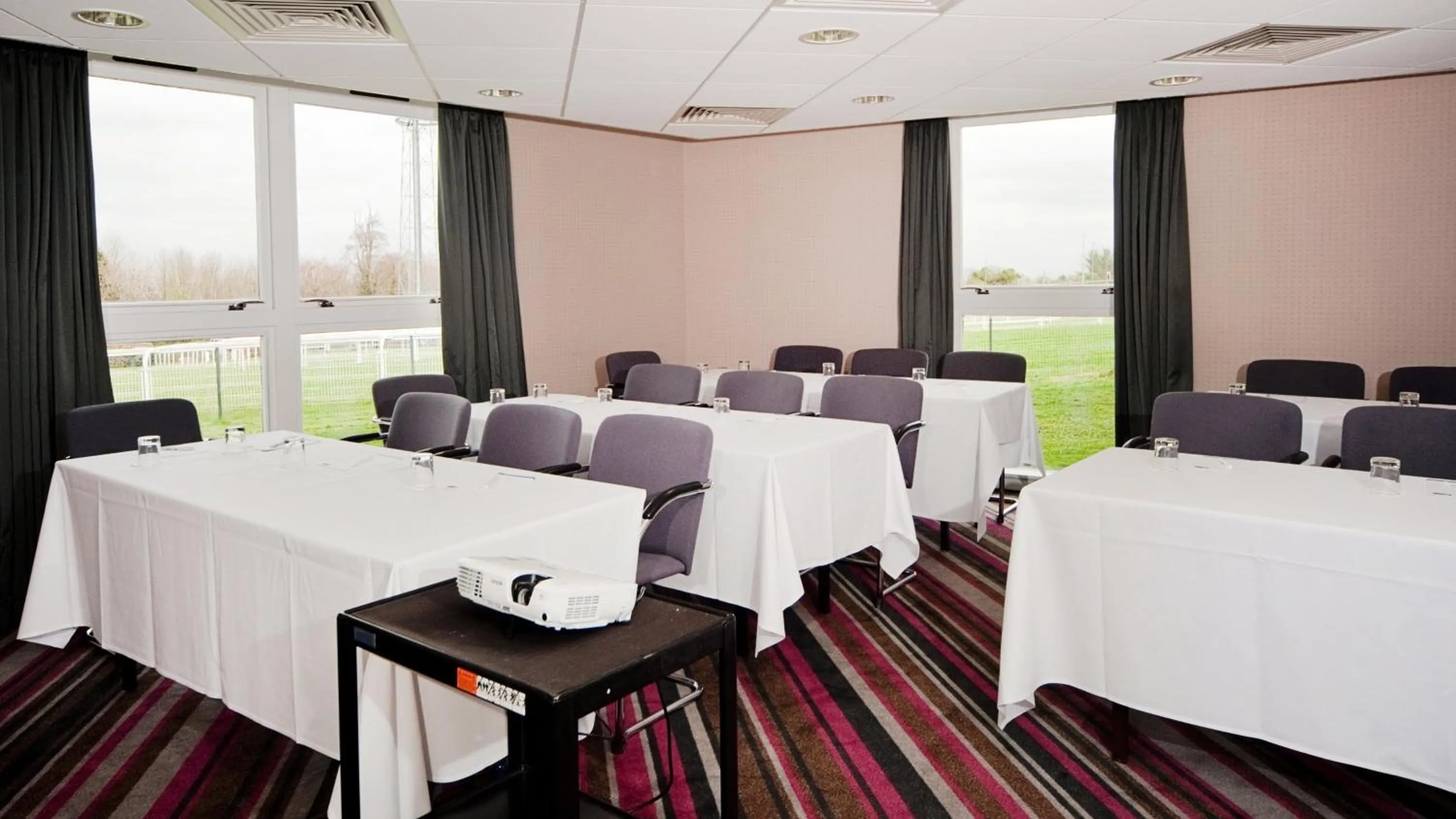 Meeting/conference room in Holiday Inn Express London - Epsom Downs by IHG